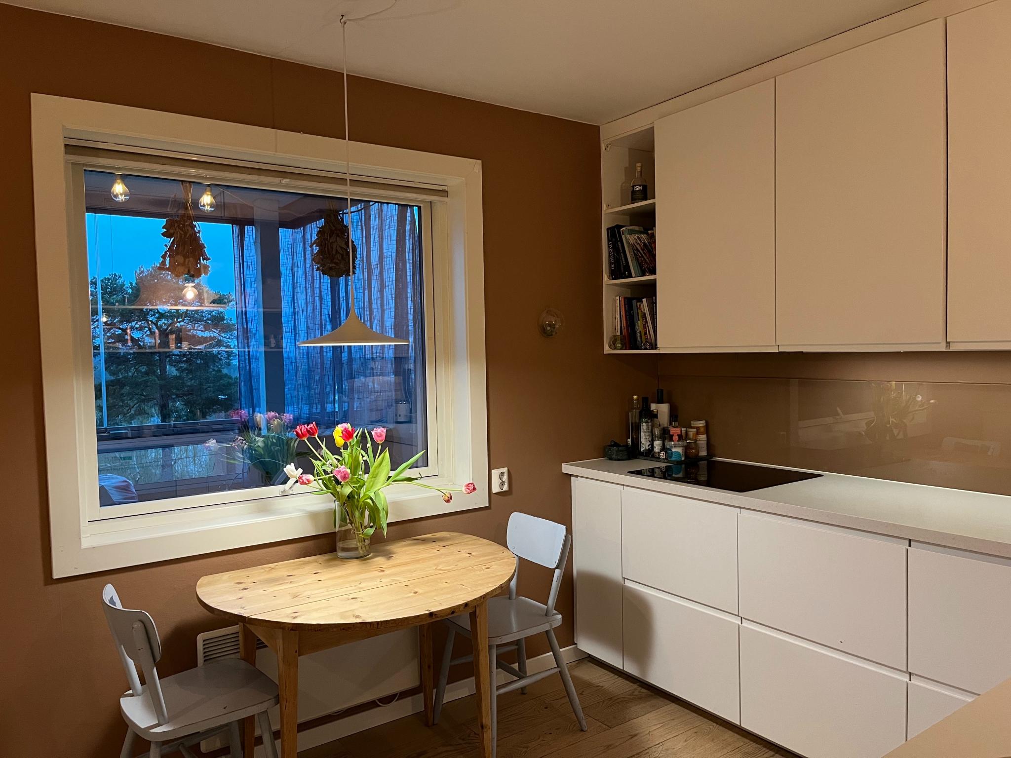 Kjøkkenet med plass til spisebord og god skapplass