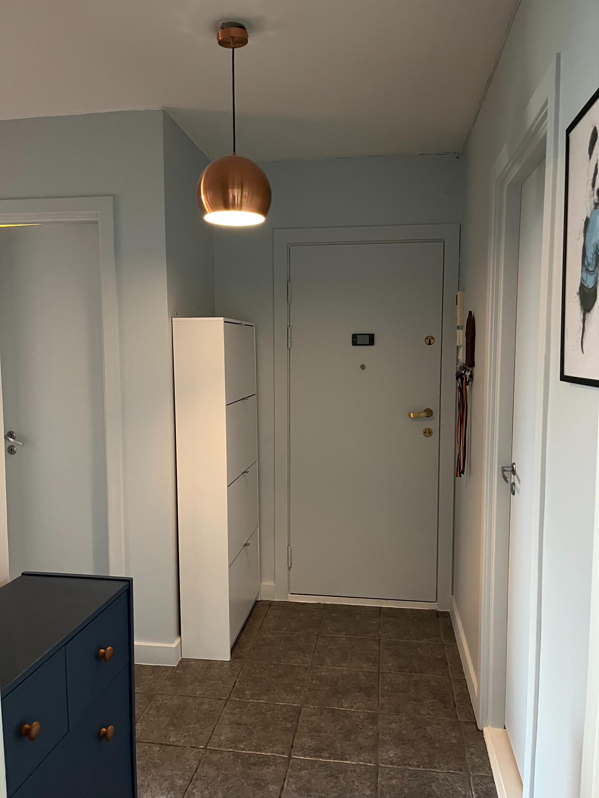 Åpen løsning fra stue til gangen. Vegghengt skoskap