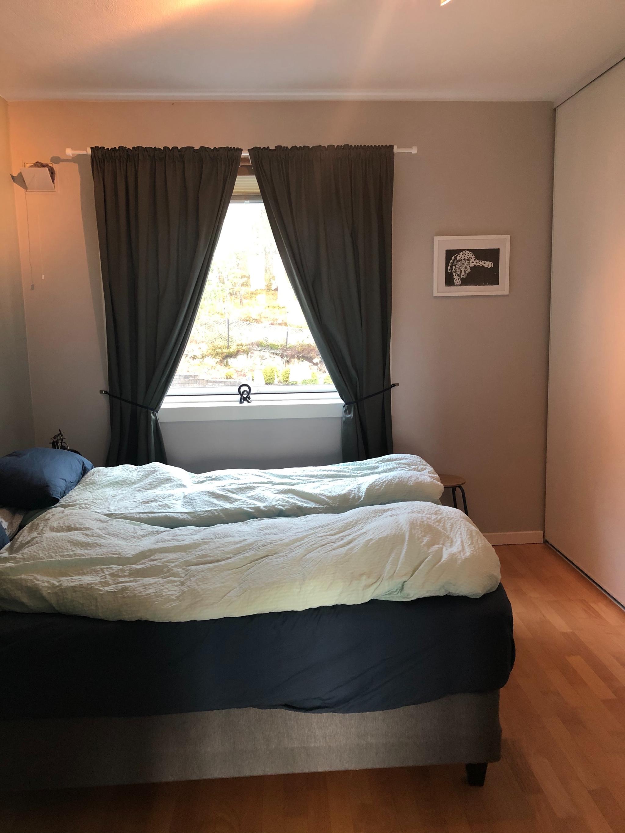 Hovedsoverom med stor skapplass