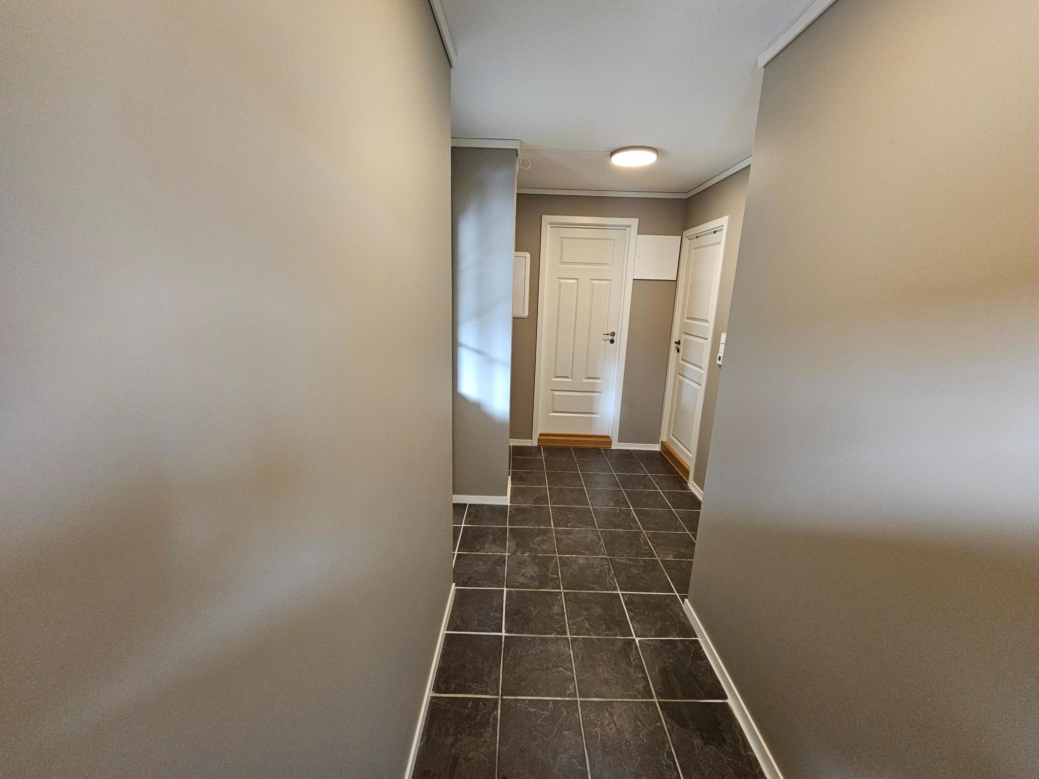 Gang sett fra inngangsdøren. Alt er byttet bortsett fra gulvet.