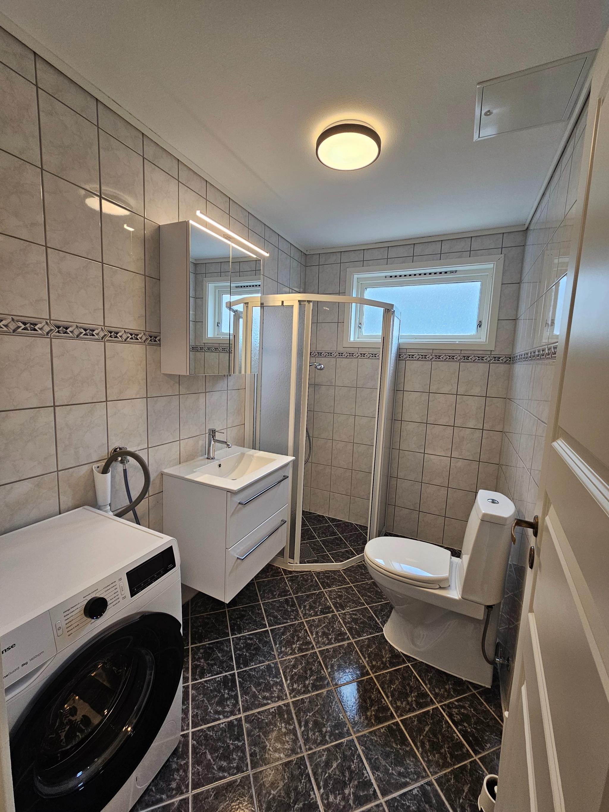 Bad er delvist oppusset. Malt vindu og tak. Byttet møbler og toalett. Vaskemaskin er helt ny.