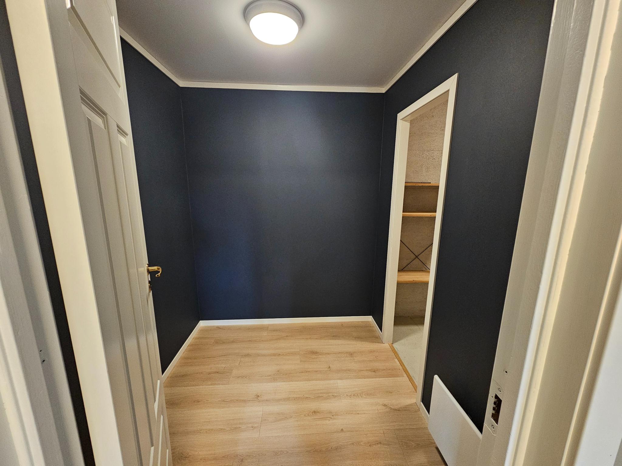 Bod 1 er malt tak og vegger.