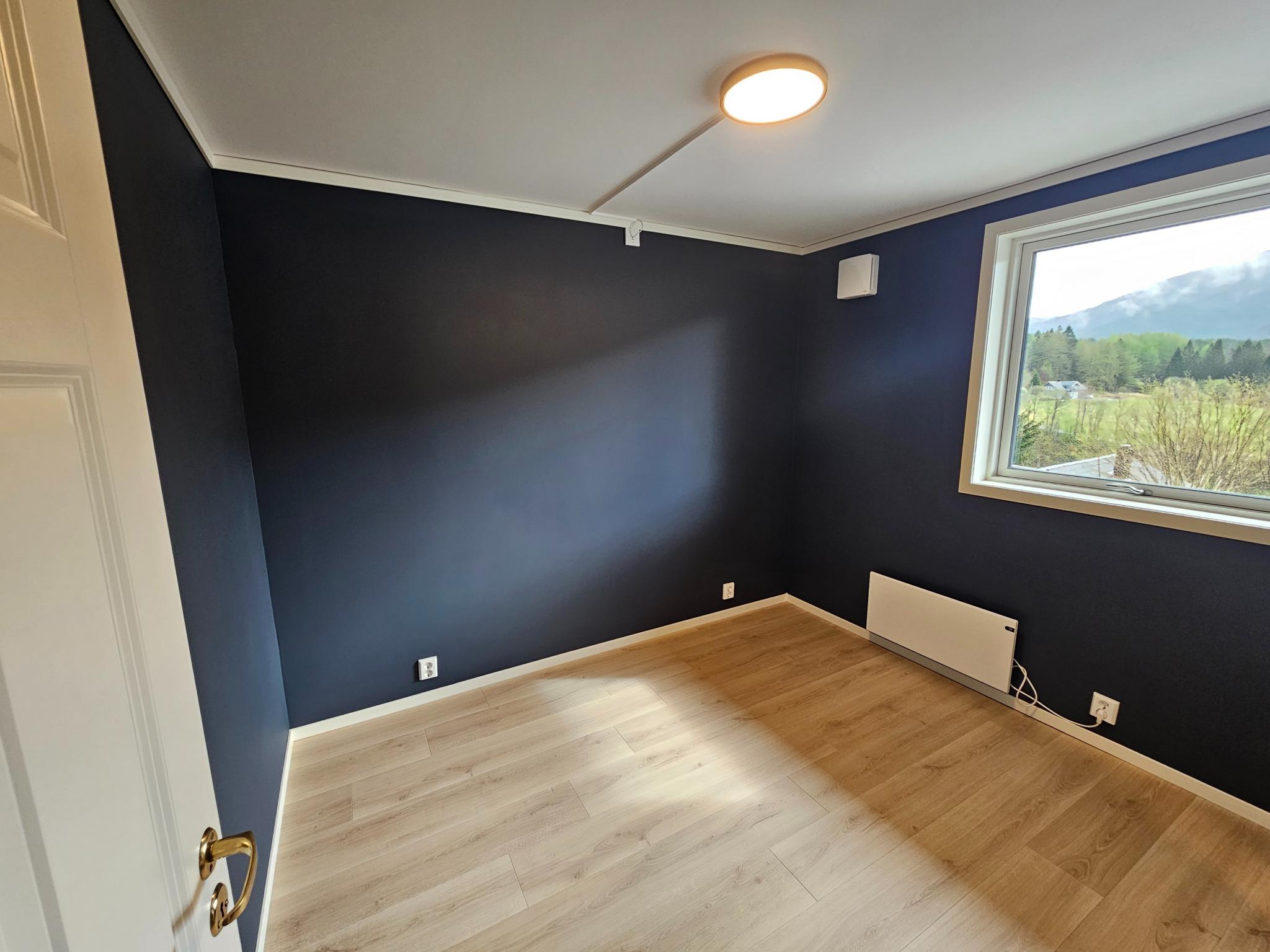 Soverom på 9kvadratmeter.  Alt er nytt. Gulv, vegger, tak og vindu