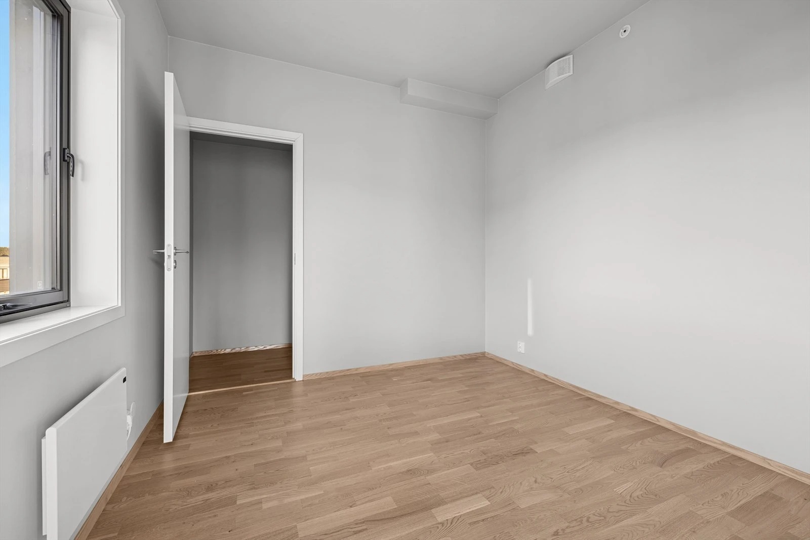 Lyst soverom med god plass til dobbeltseng og garderobe.

