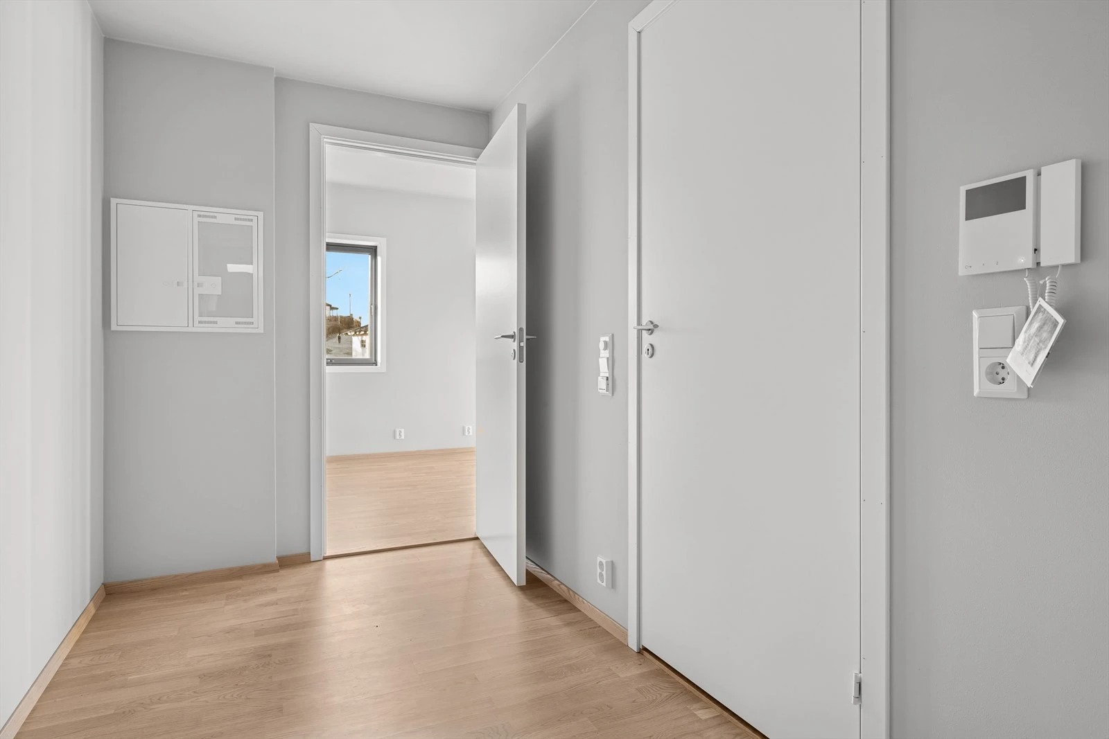 Lys og innbydende entré med god plass til oppbevaring.

