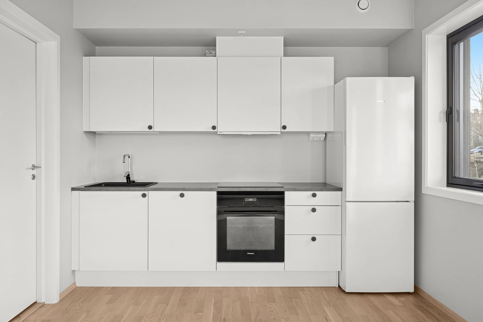 Stilrent Sigdal-kjøkken med integrerte hvitevarer – klart til bruk!