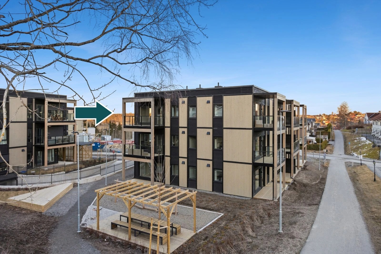 Leiligheten ligger i toppetasjen – stille, lyst og med god utsikt.