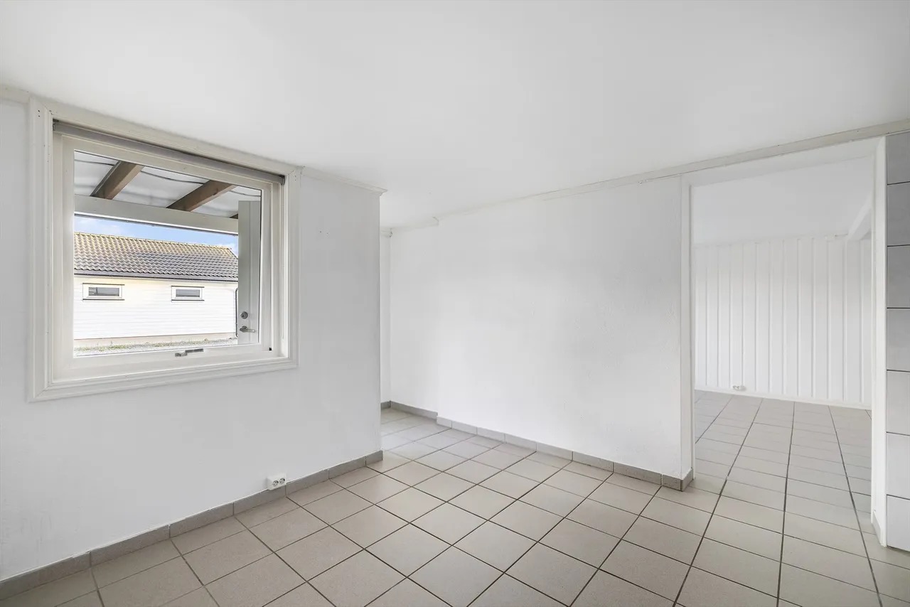 Kjøkken og stuedel, fliser med varme i gulv