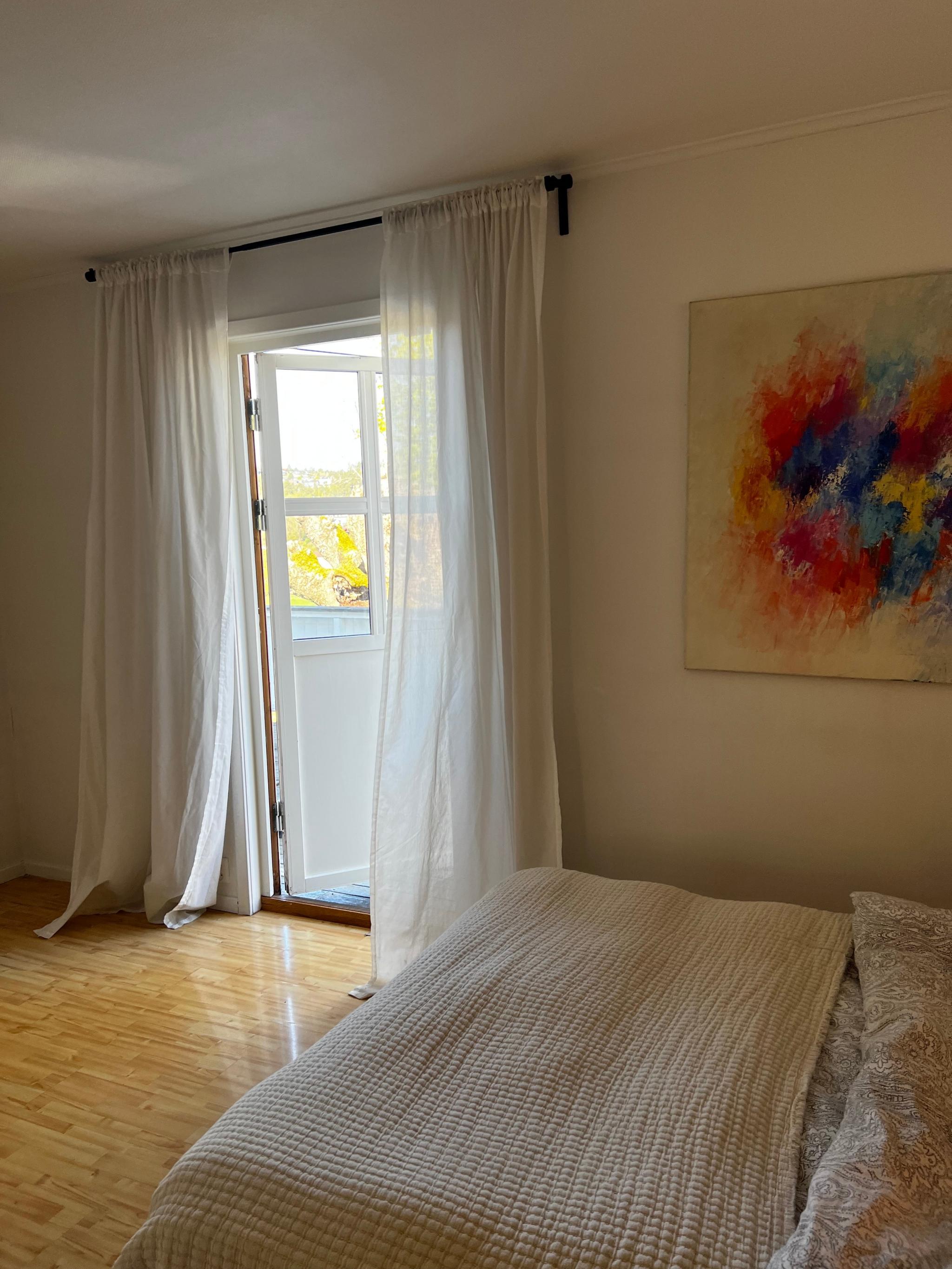 Soverom 1. etg med utgang til terrasse. 