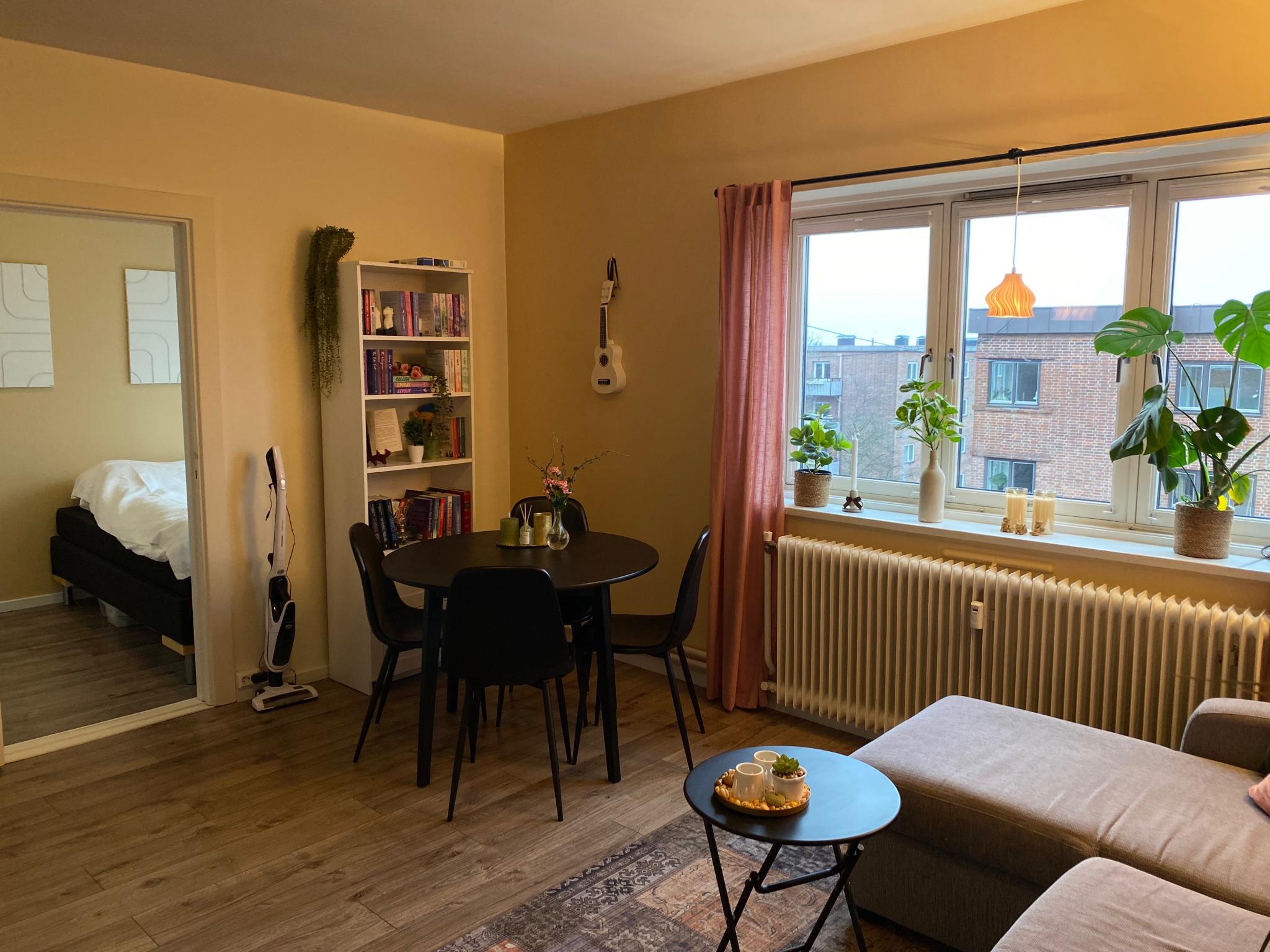 God plass til spisebord utenfor allferdsvei.