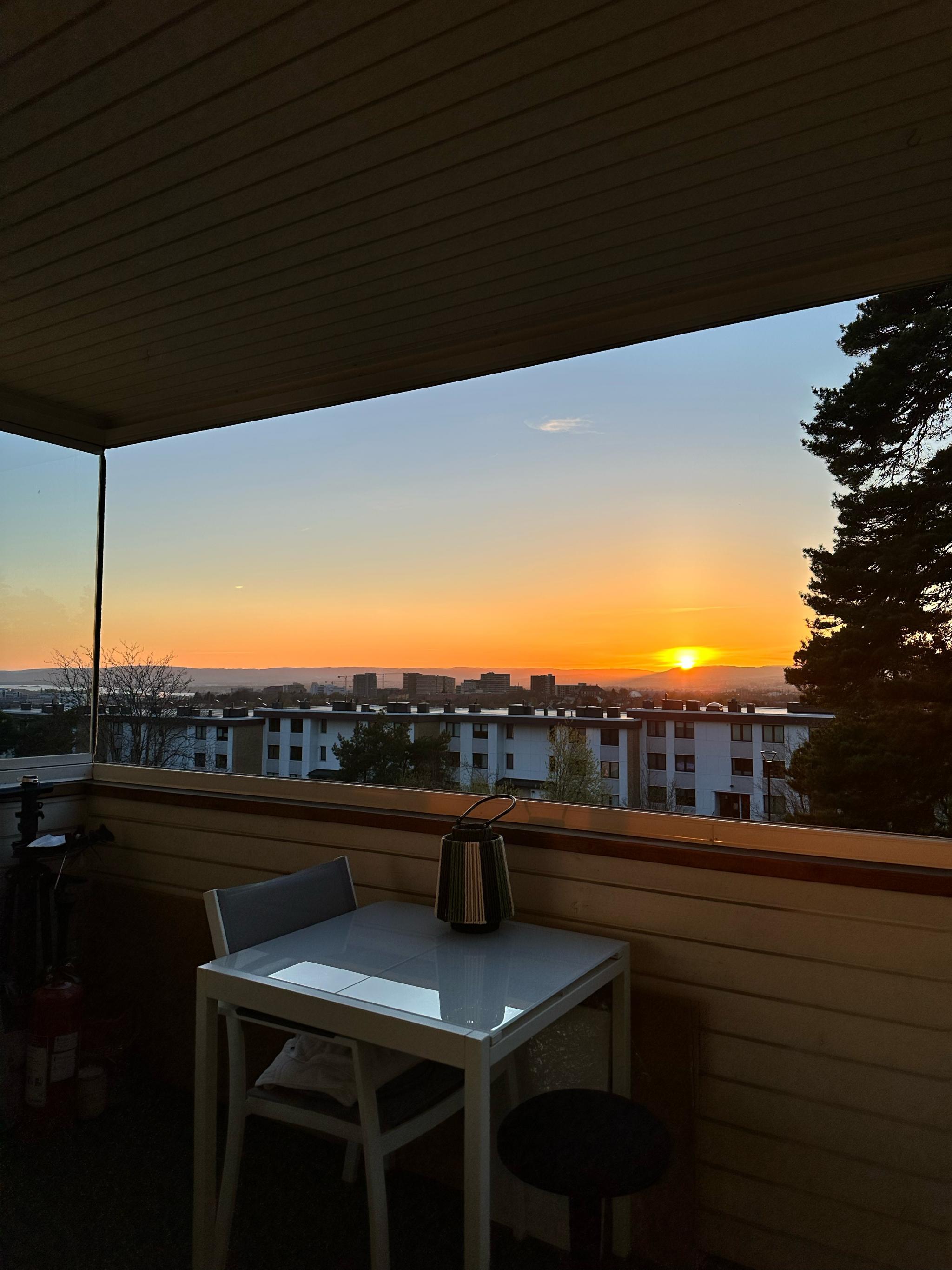 Nydelig utsikt fra balkong. Balkongen er hele 8 kvm, så her er det plass til flere sittegrupper.