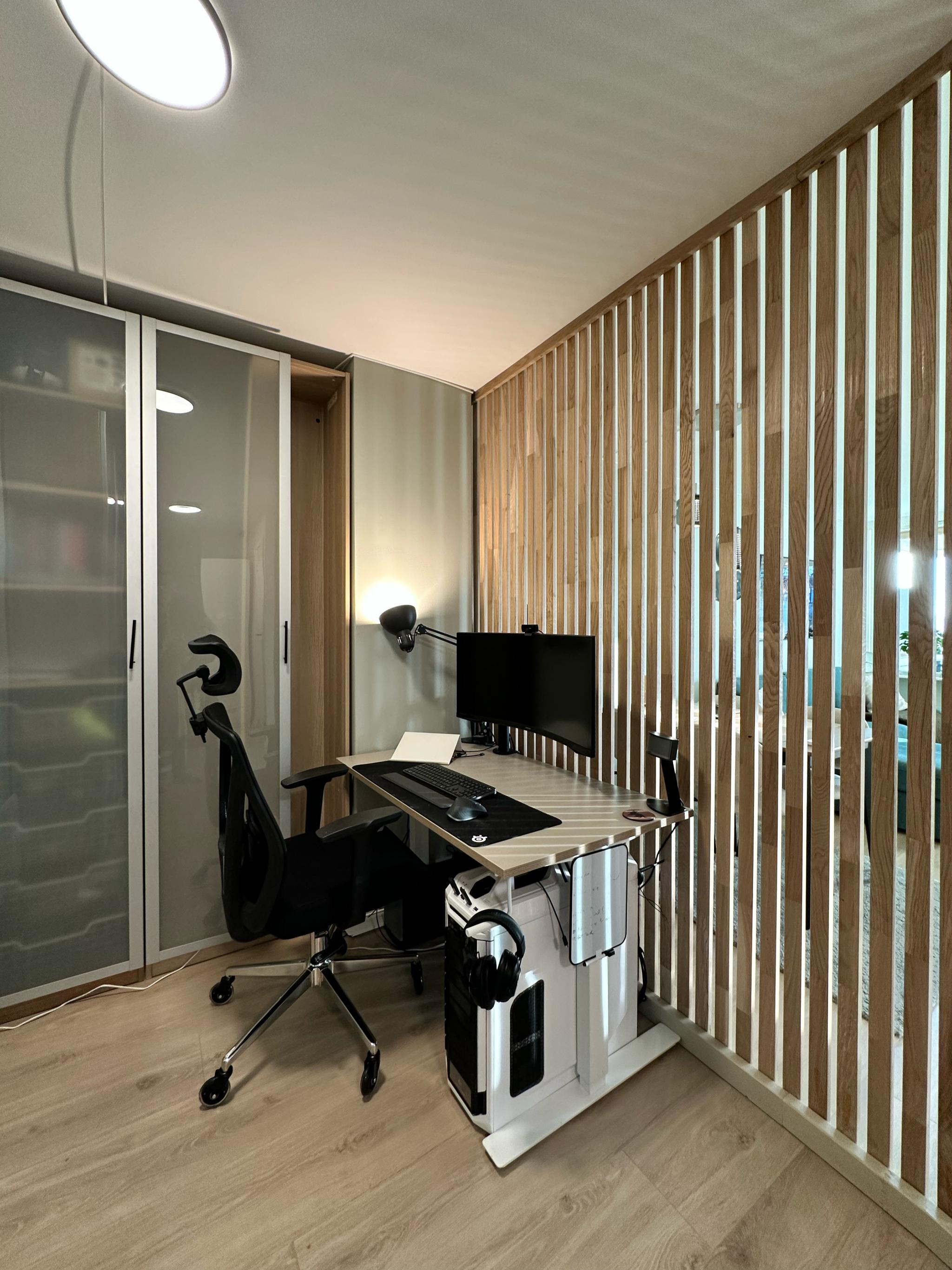 Kontordel, adskilt fra stua med spilevegg