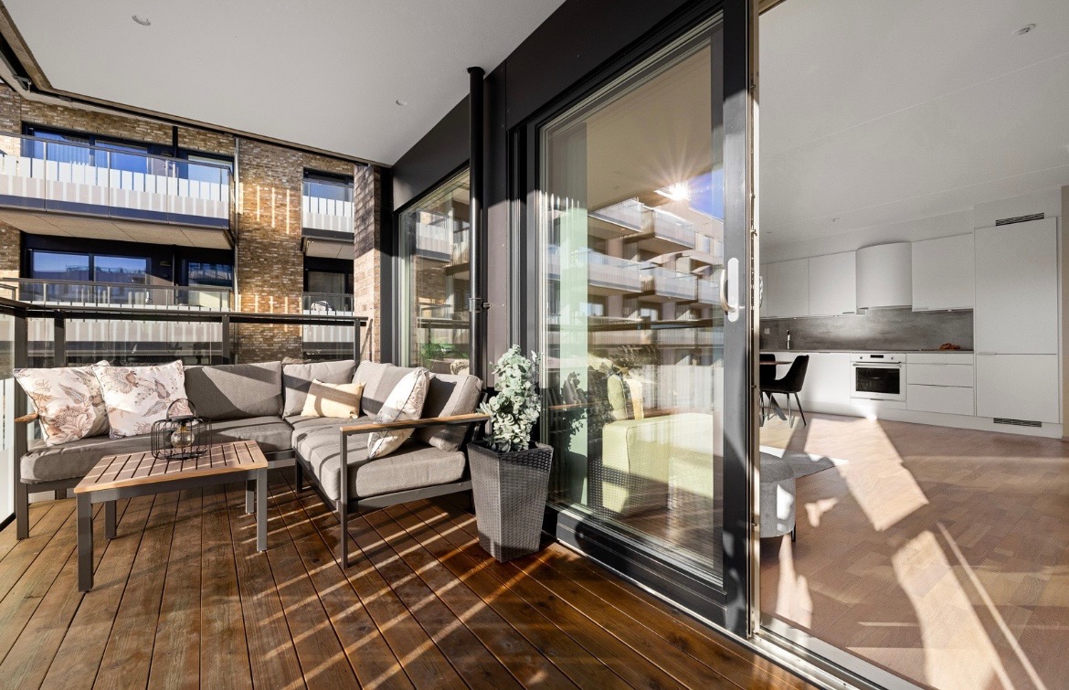 Stor, solrik balkong på 11 m2 med god plass til sittegruppe, bord og grill