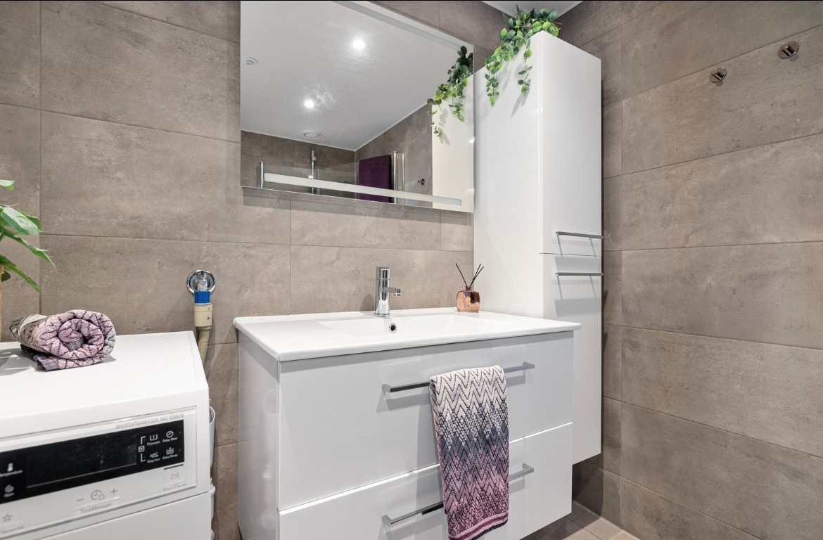 Det er opplegg for vaskemaskin på baderom