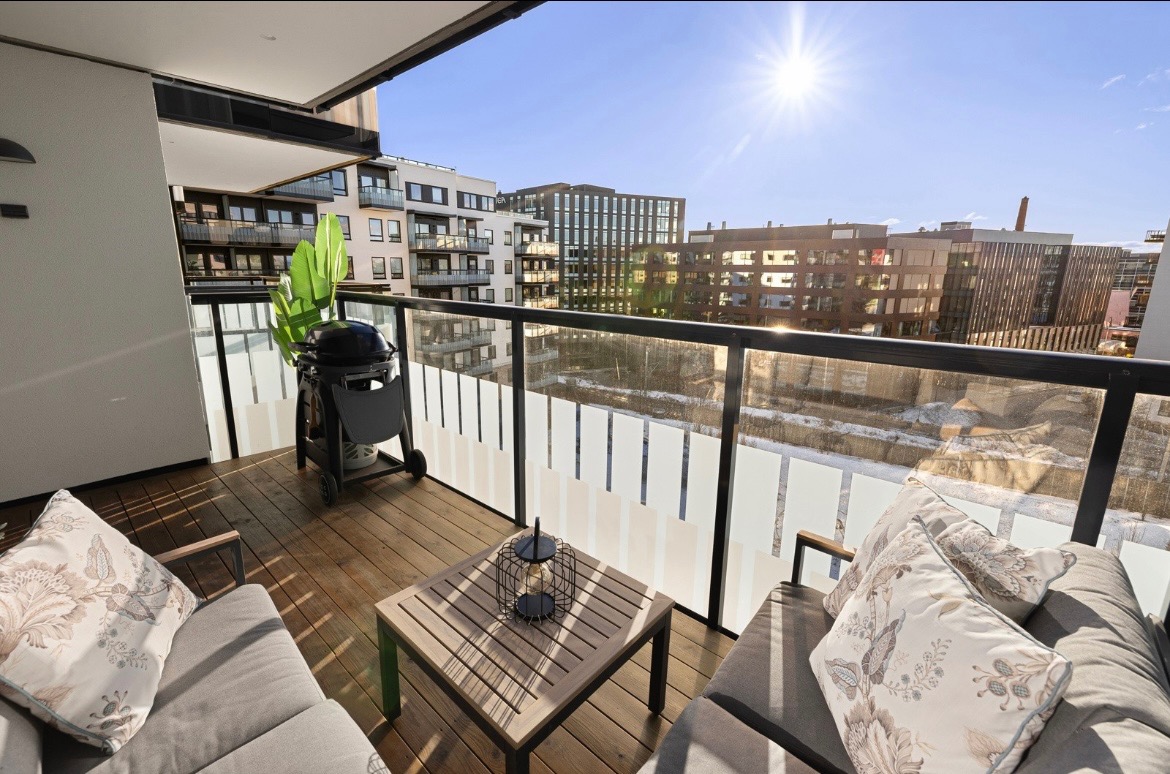 Sydvestvendt balkong med flotte solforhold og utsyn mot opparbeidet hage