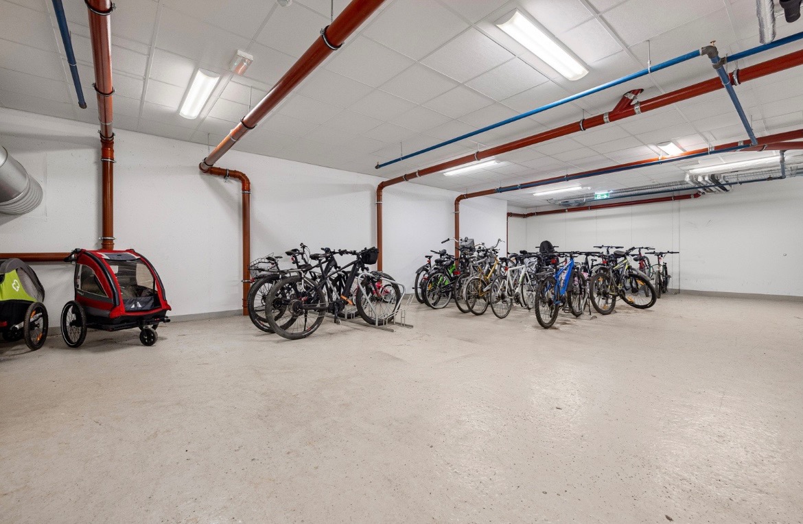 Felles sykkelbod. Med leiligheten følger også egen bod i kjeller på 5 m2