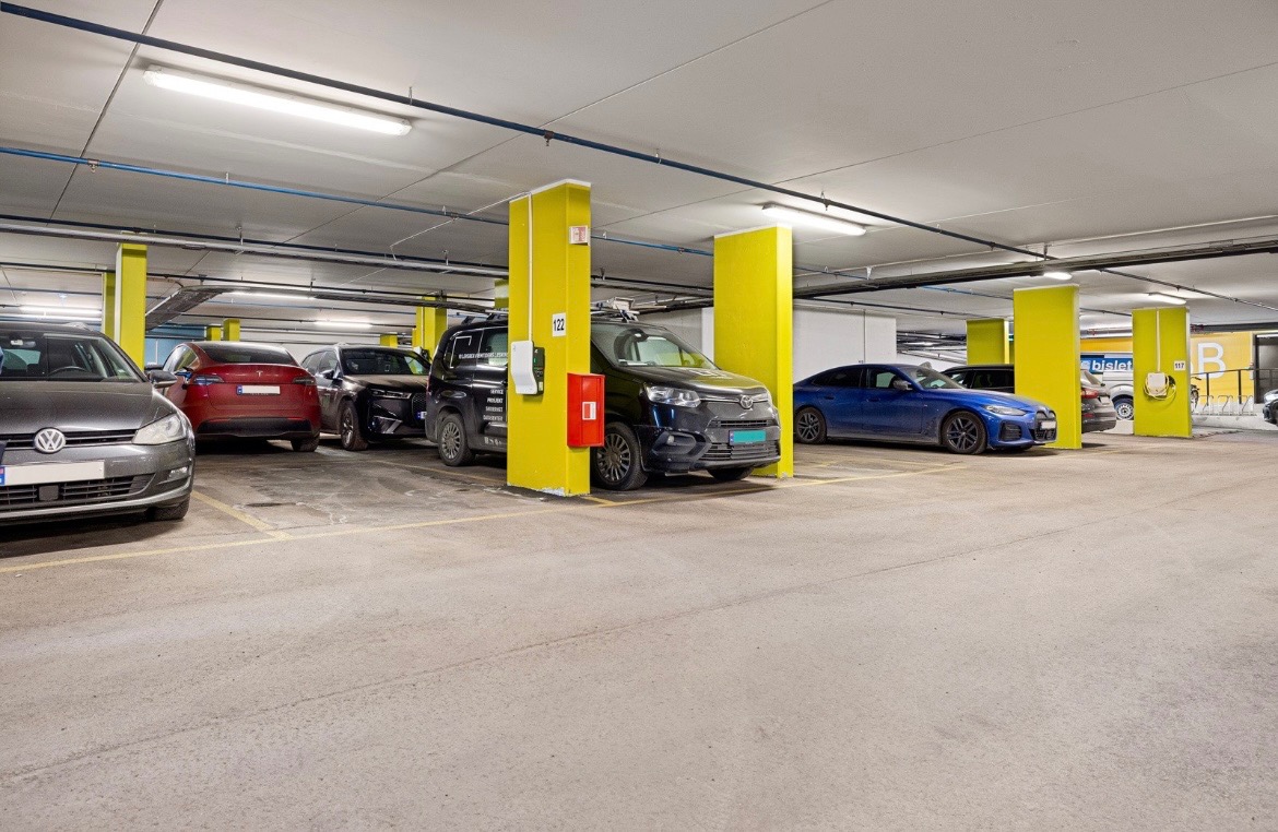 Med leiligheten følger garasjeplass med lader til elbil