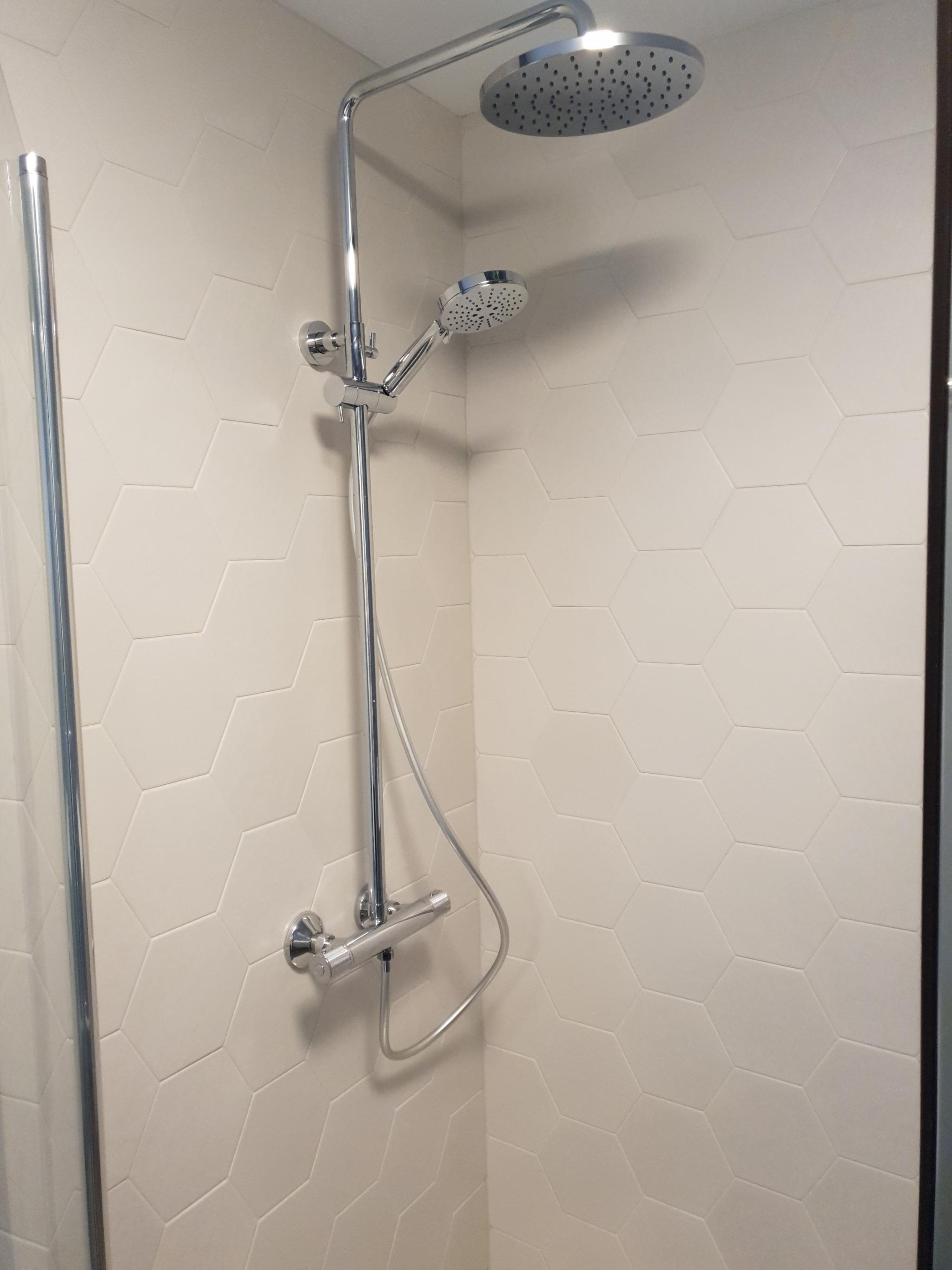 Nytt dusjarmatur og moderne fliser