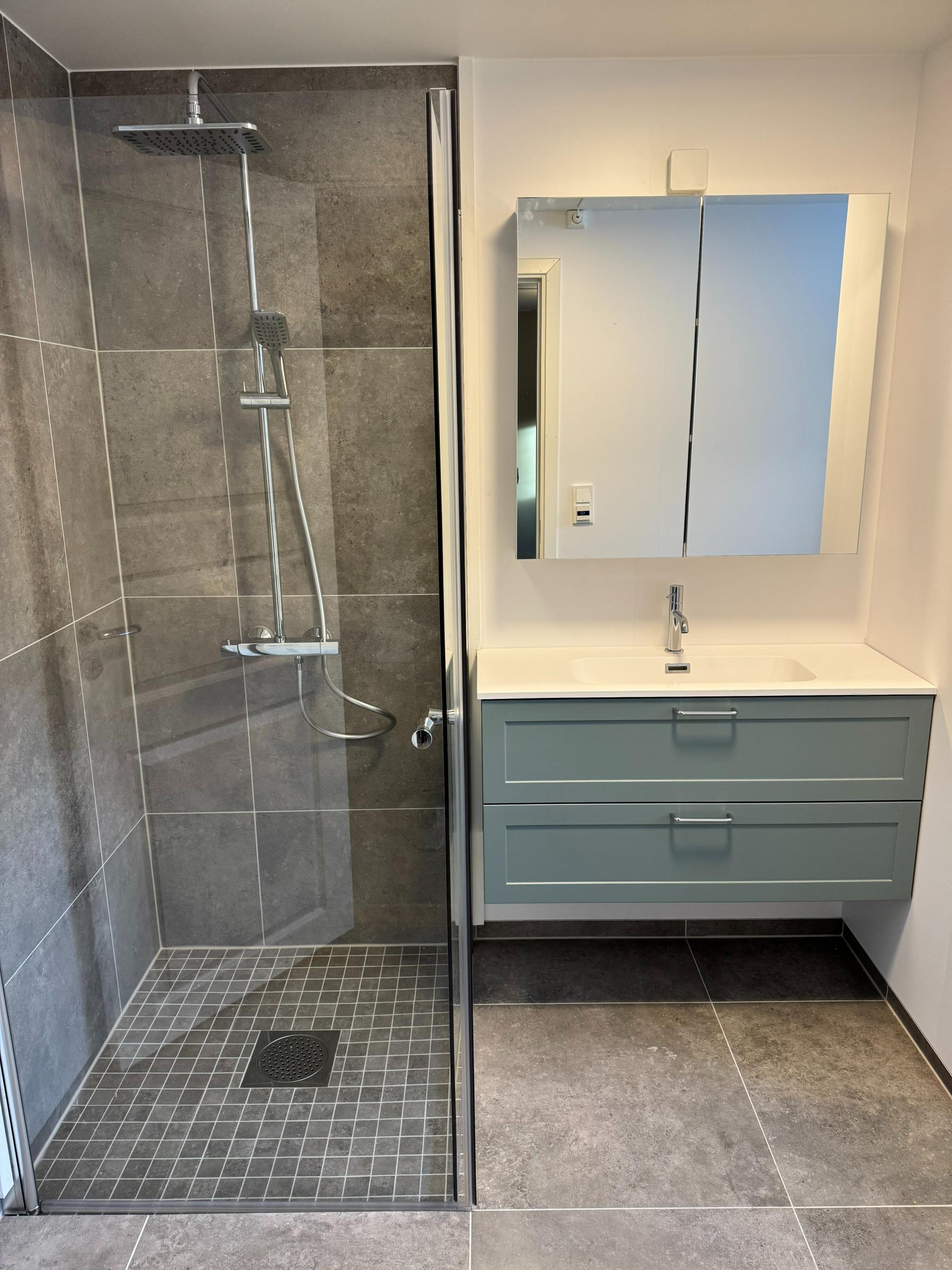 Bad med fliser på gulv og i dusj, innfellbare dusjvegger og ny innredning