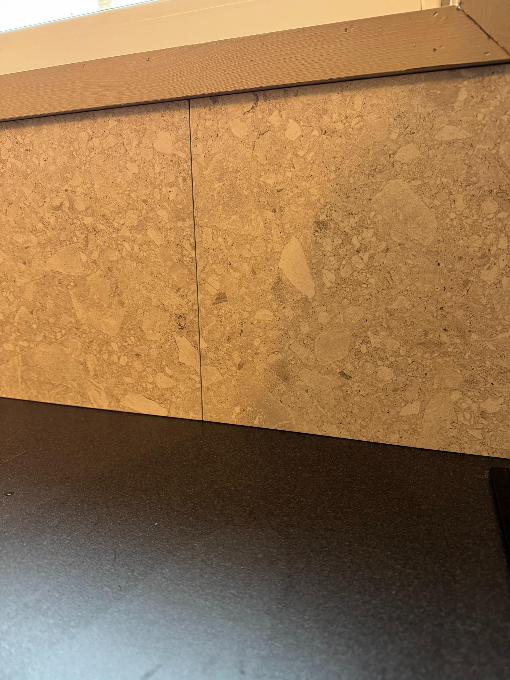 Fliser over kjøkkenbenk