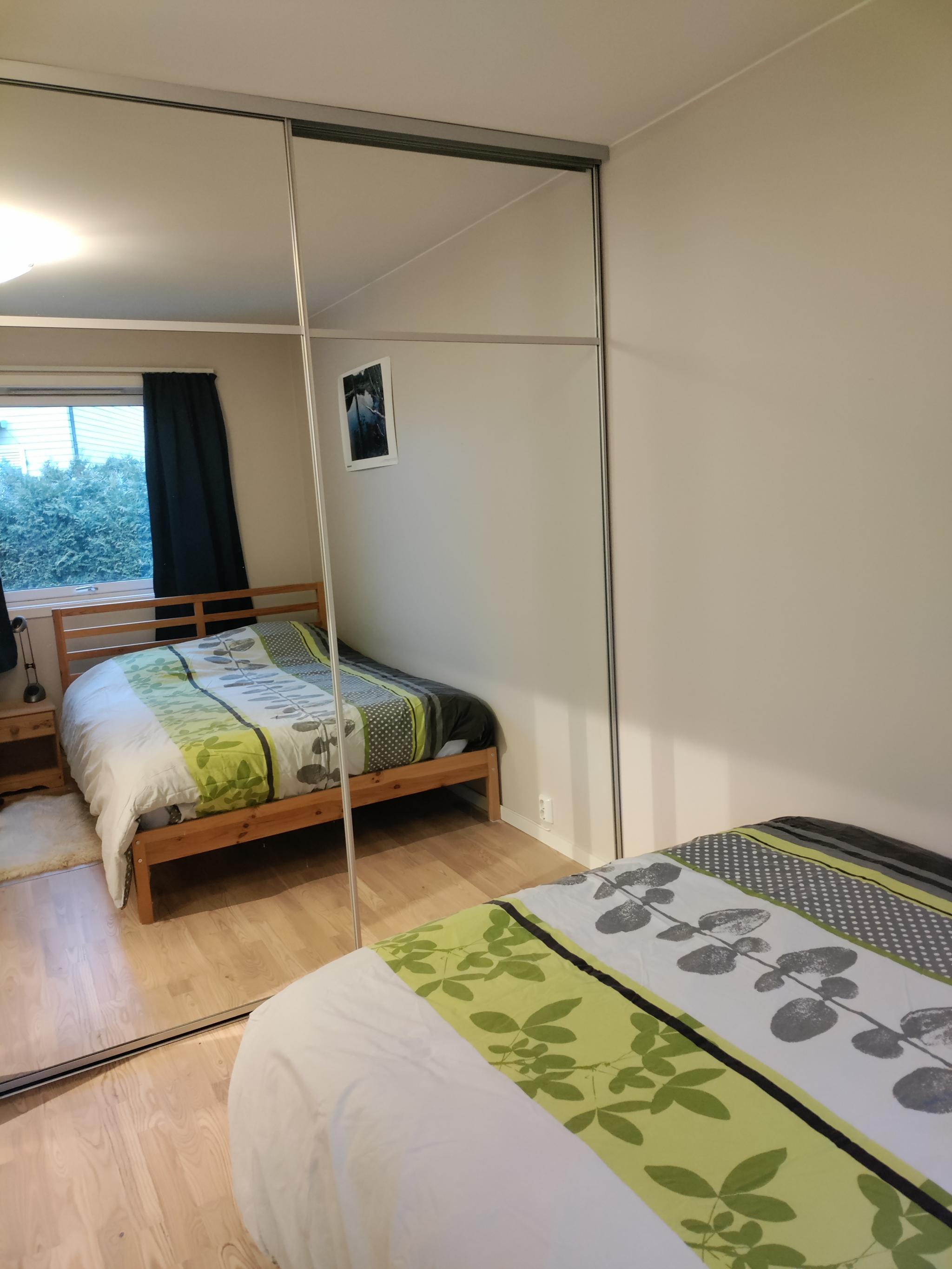 Soverom med garderobe