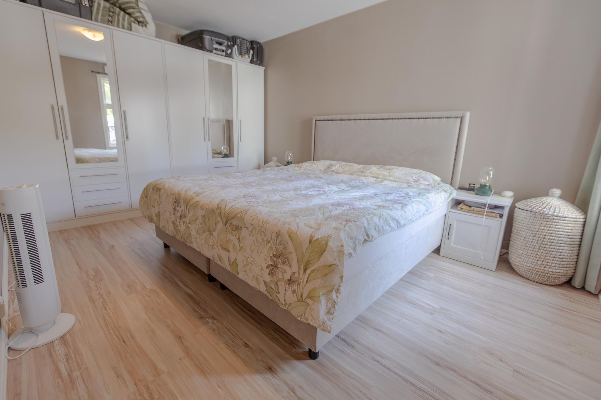 Soverom 1 med nåværende beboers møbler