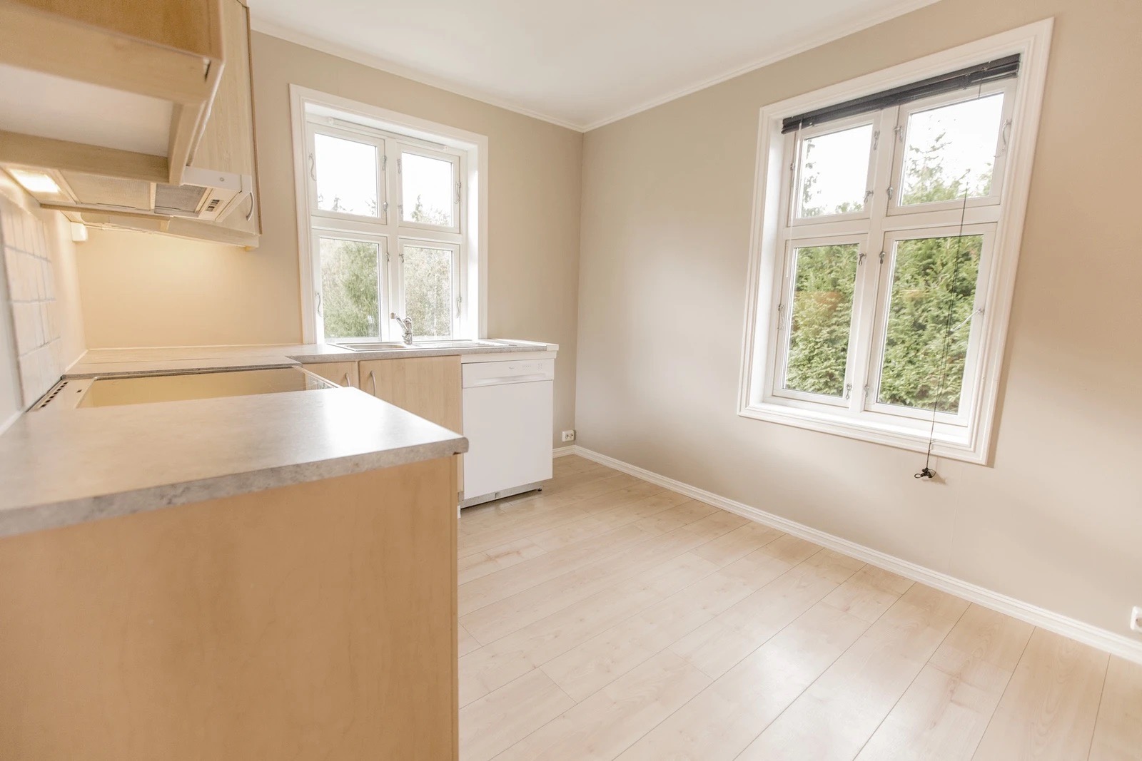 Kjøkken umøblert (kjøleskap mangler i foto)