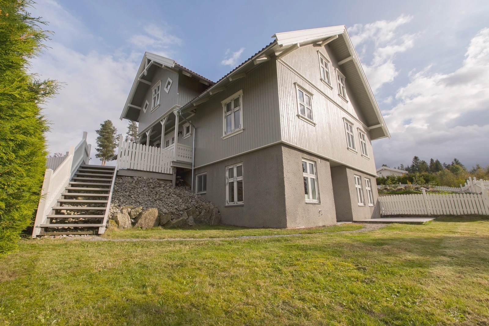 Trapp ned, egen inngang og uteområde