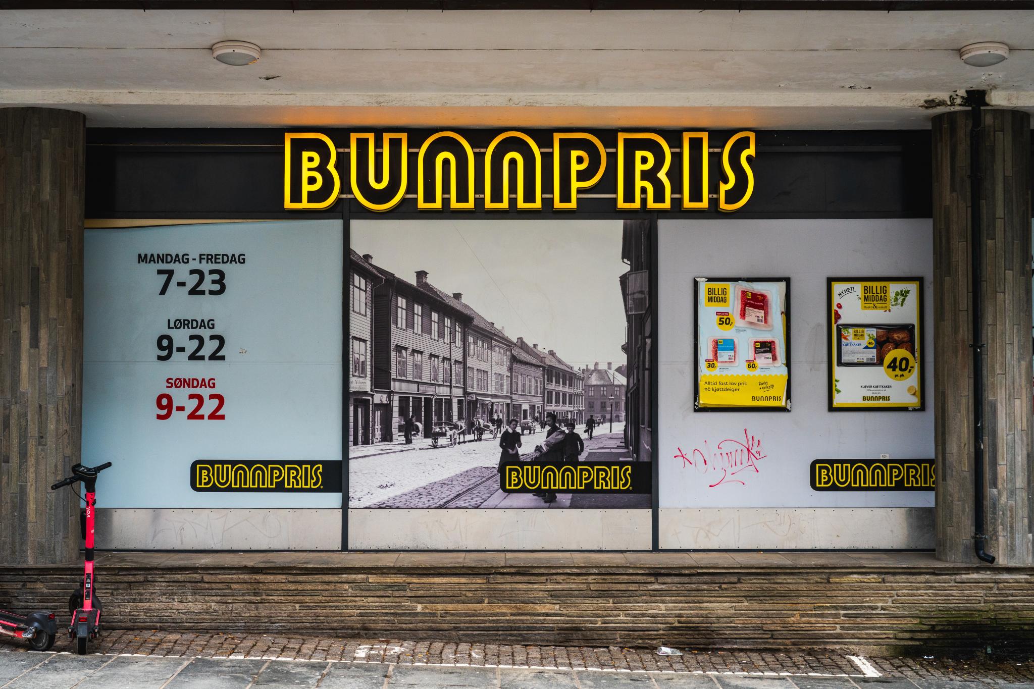 Dagligvarebutikkene på andre siden av gaten