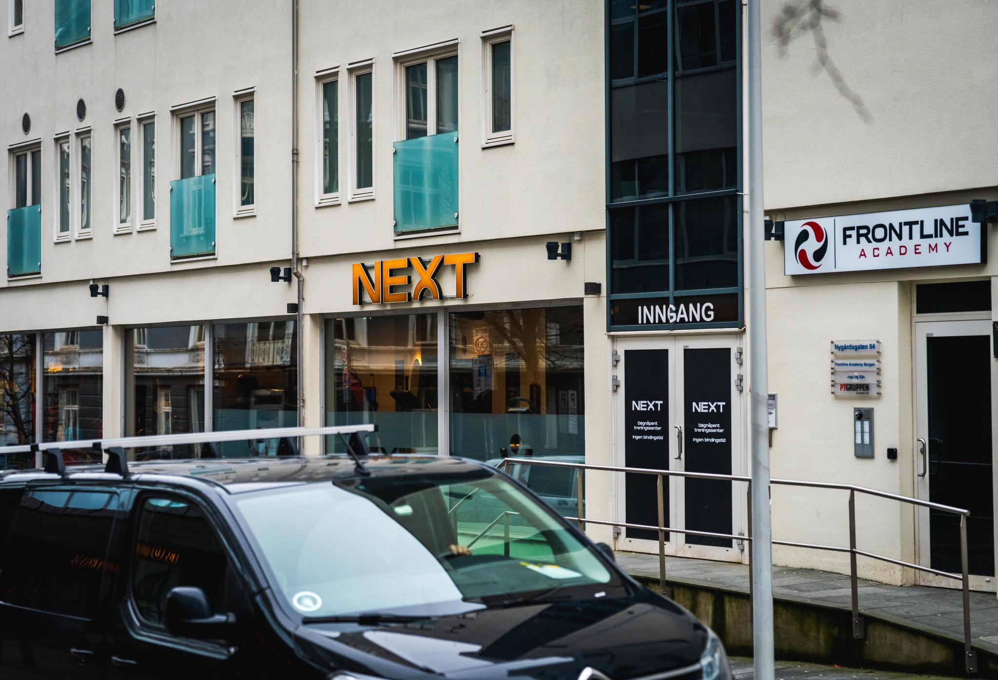 SATS i 1. etasje, og Next innen ett minutt (+ AdO Arena svømmehall innen fem minutter)