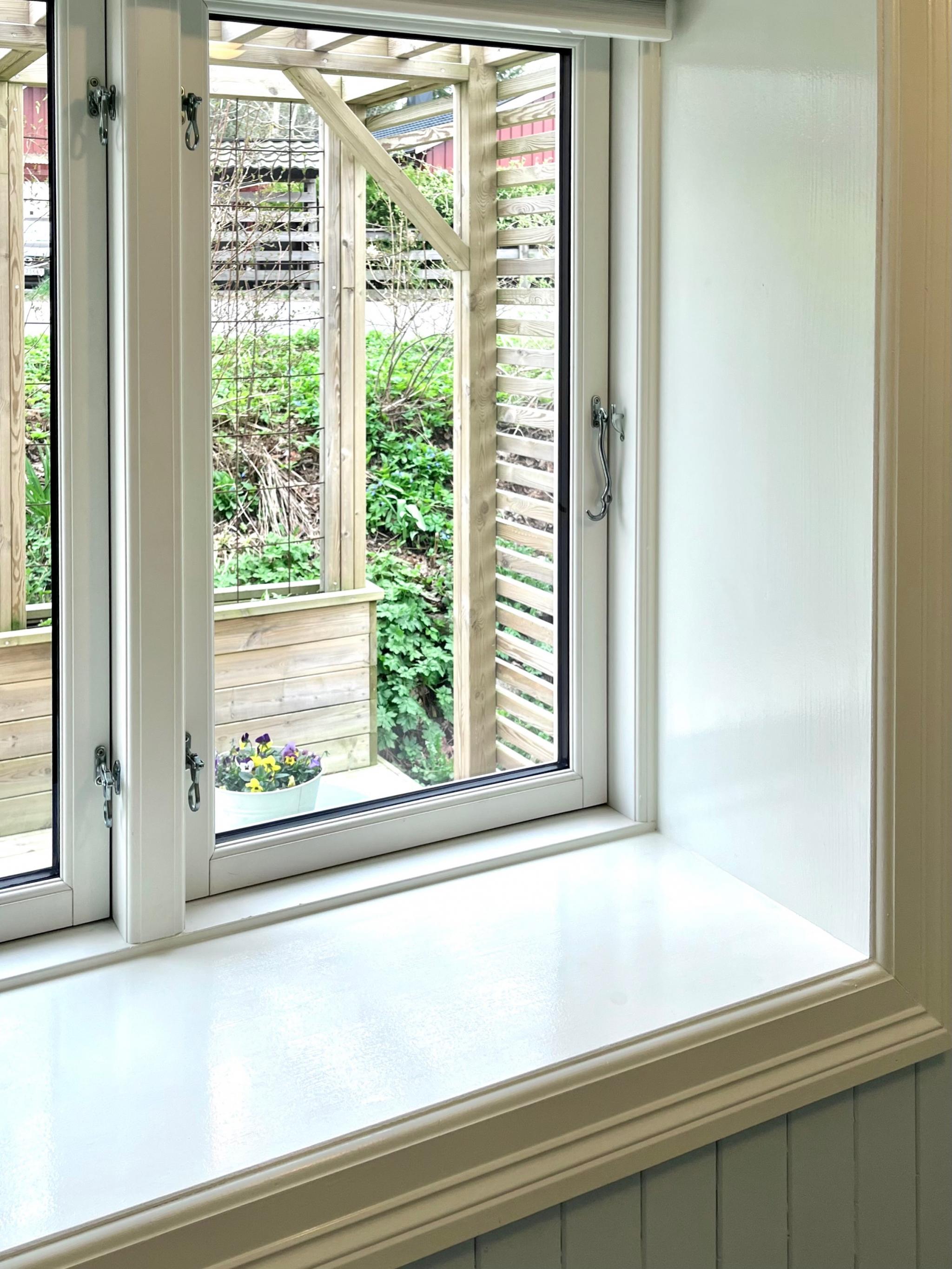 Soverom med utsikt til platting.