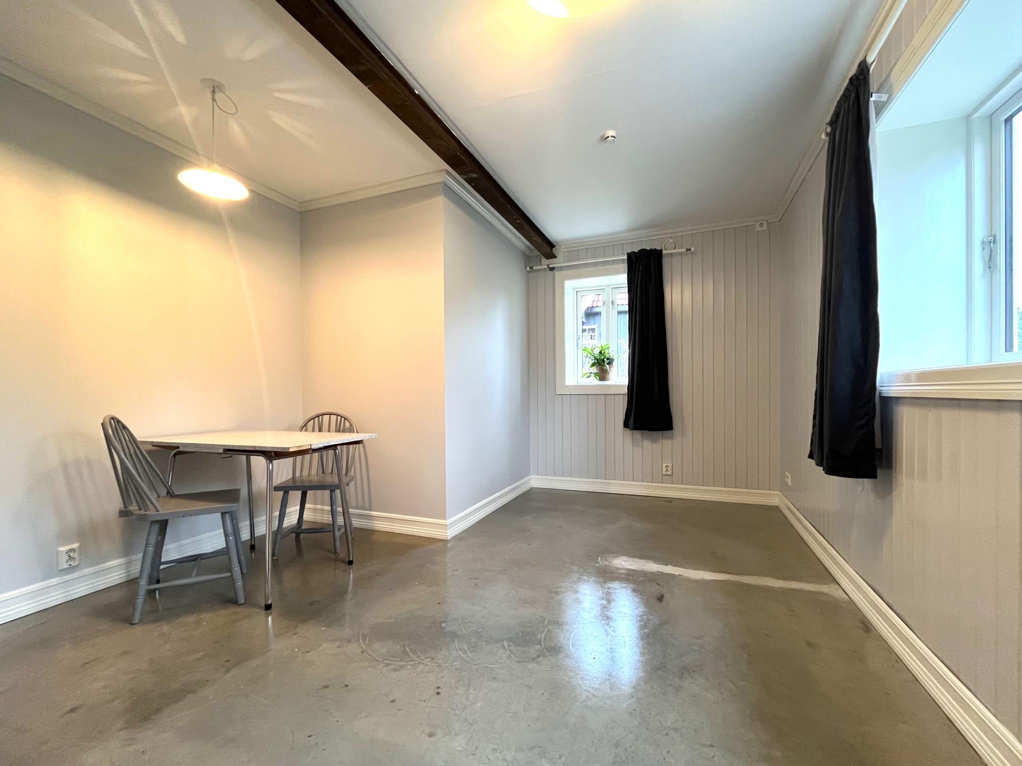 Hybelkjøkken med rom som kan brukes med forheng for et ekstra «rom».