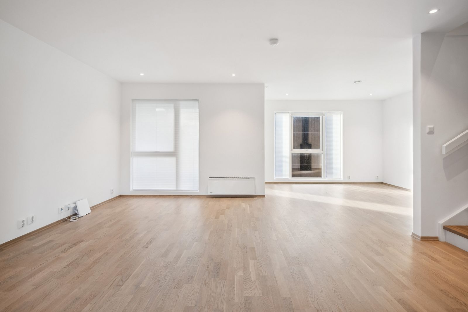 Romlig stue med god plass til innredning etter ønske og utgang til egen balkong