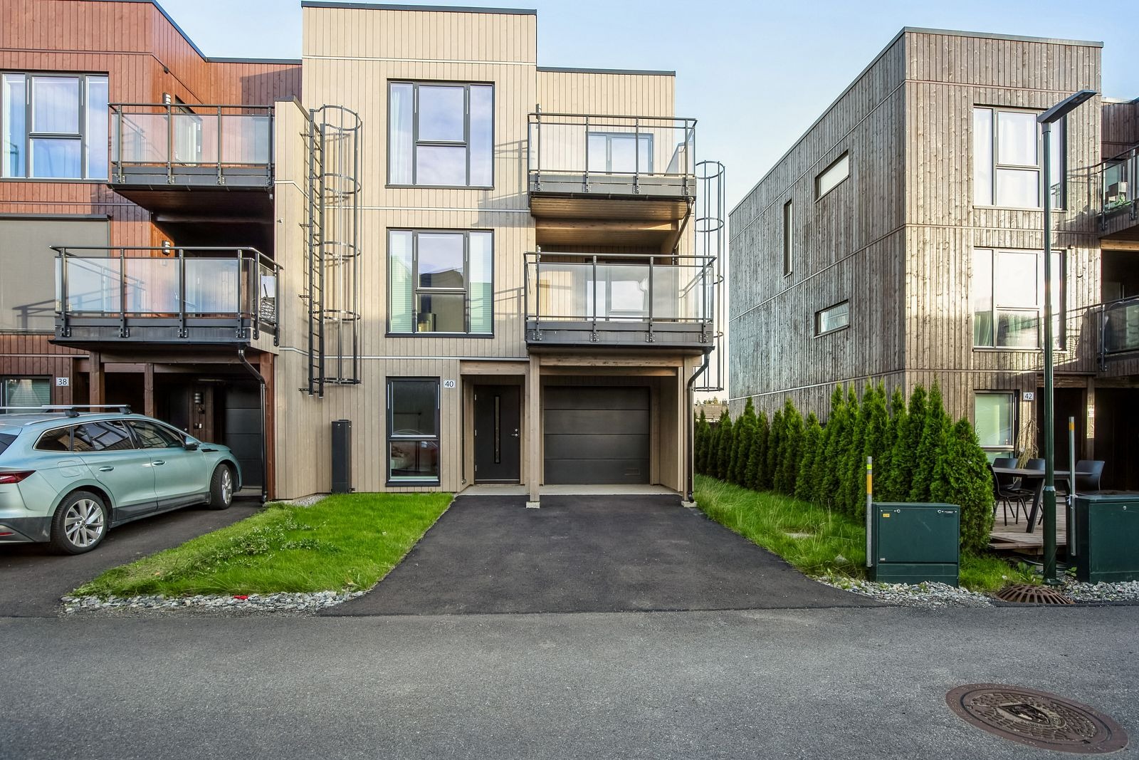 Utvendig fasade. Boligen har 3 plan og 2 balkonger