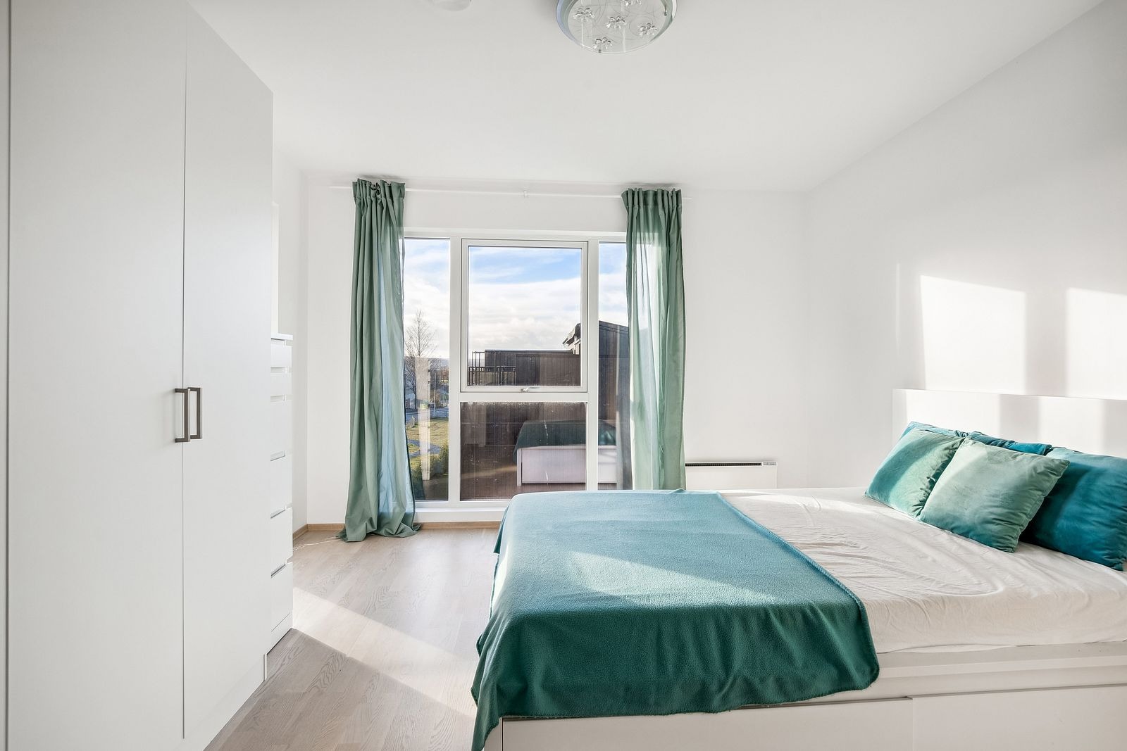 Hovedsoverom med dobbelt garderobeskap og utgang til egen balkong