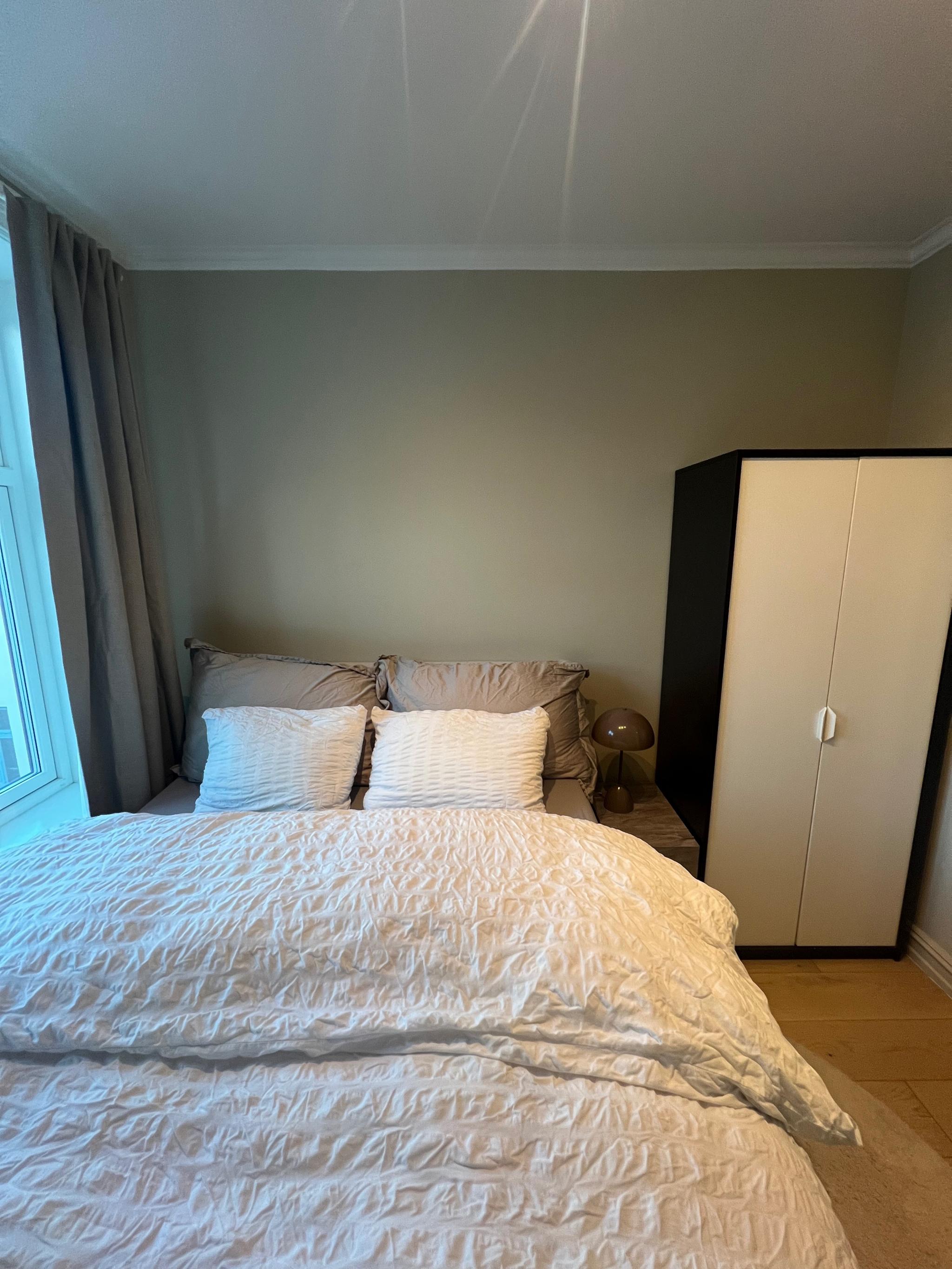 Sengen er 160 cm. Garderobeskapet er 90 cm. Det er plass til et garderobeskap på 100 cm (forrige leietakere satte inn 1 meter PAX). 