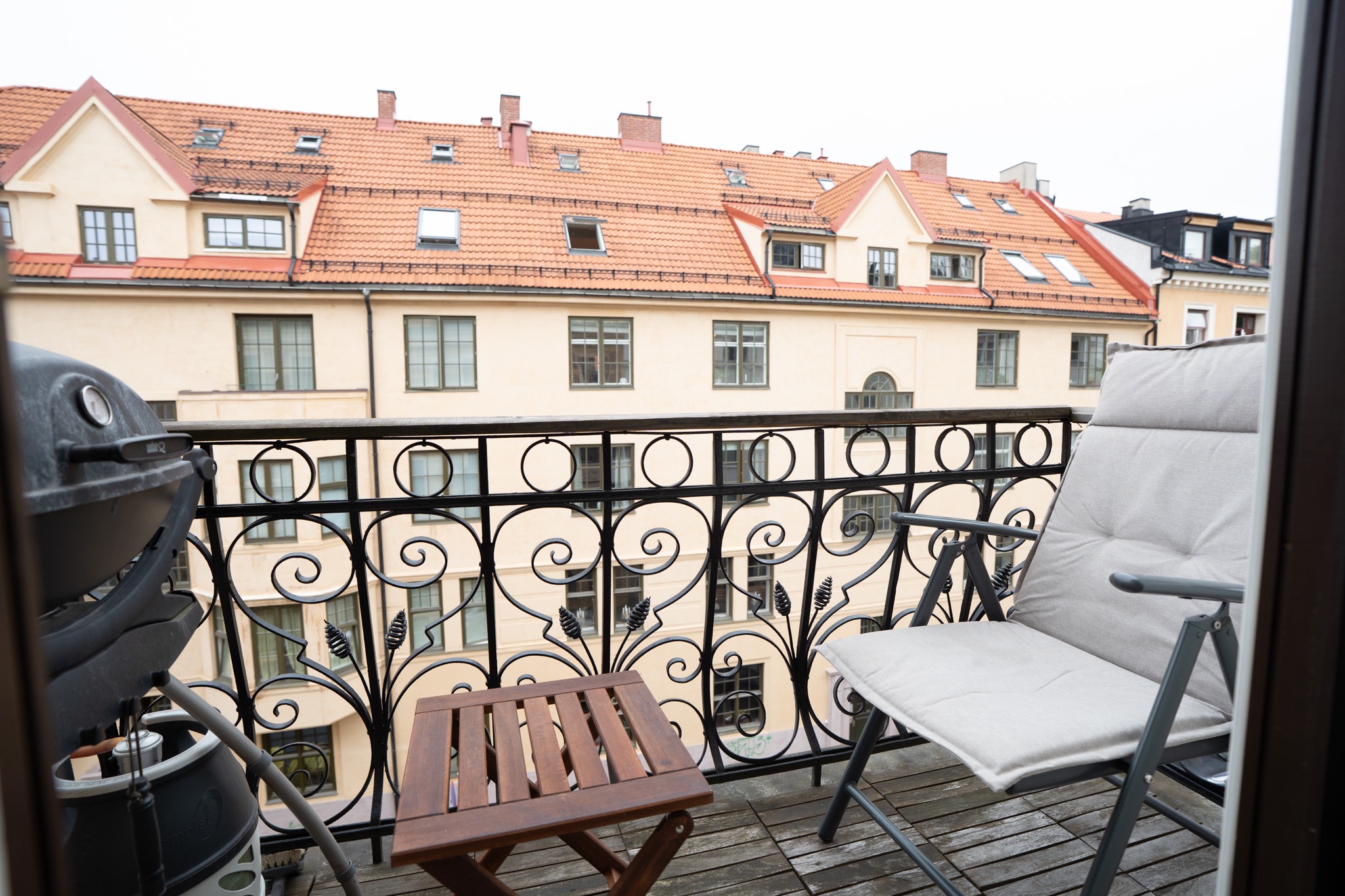 Balkong med kveldssol mellom ca 15.00-19.00 på sommertid.