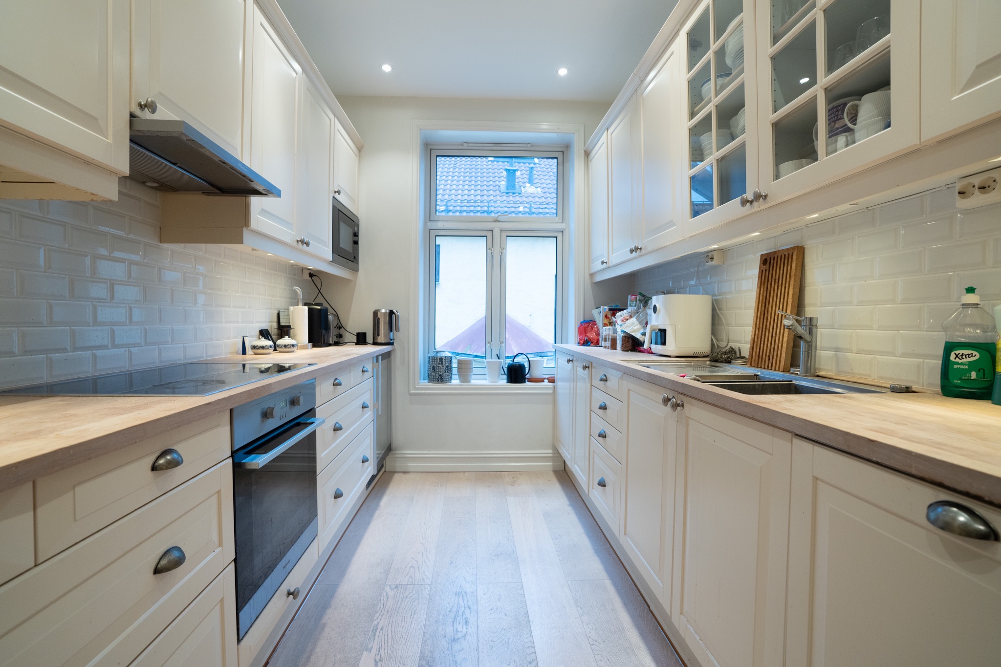 Stort kjøkken med mye skap/benkplass. Integrert induksjonstopp/komfyr, mikro, oppvaskmaskin og kjøl/frys fra Miele. 