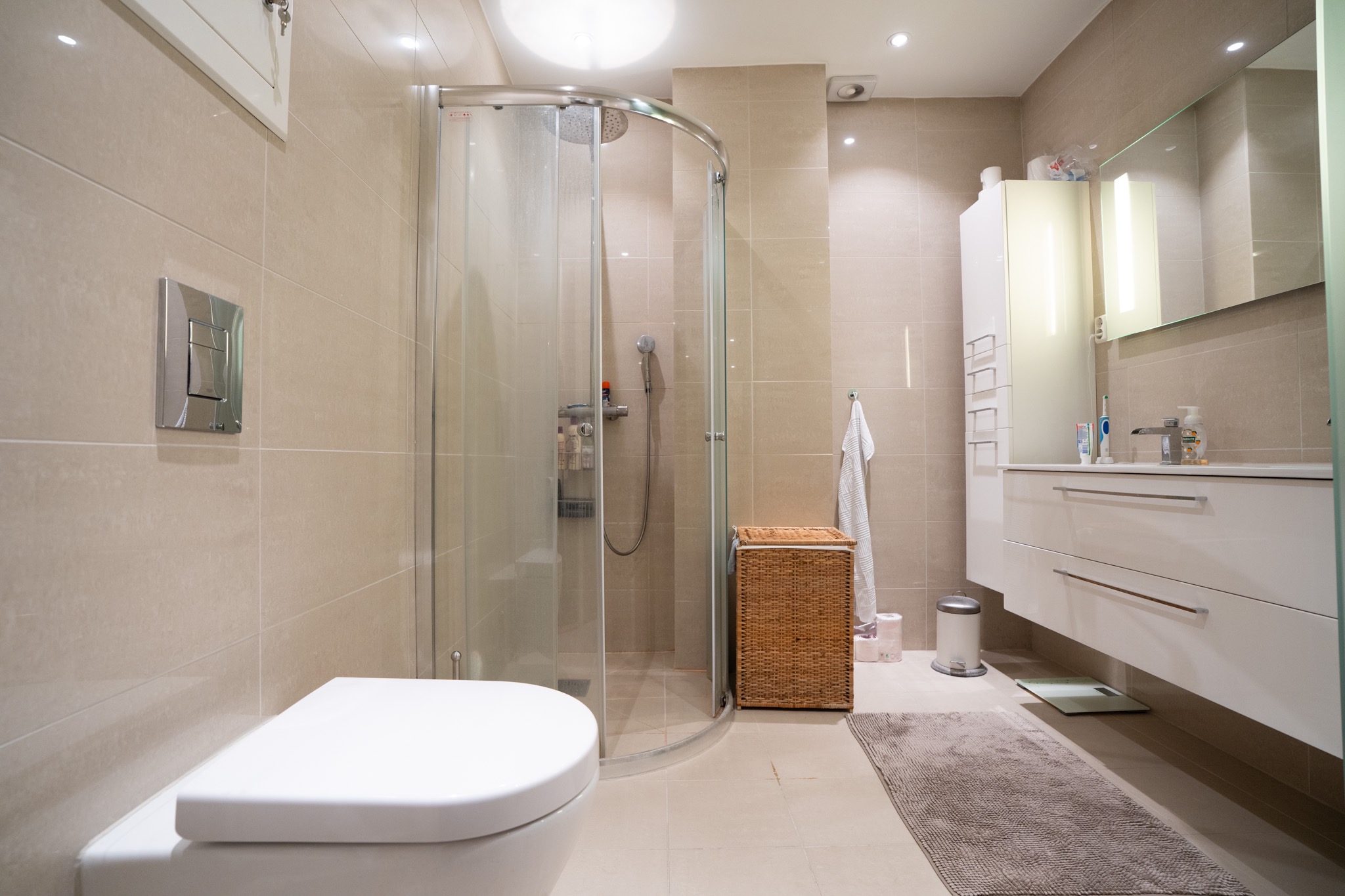 Bad med WC og regnfallsdusj, dobbel servant og plass til vasketårn (maskiner medfølger ikke)