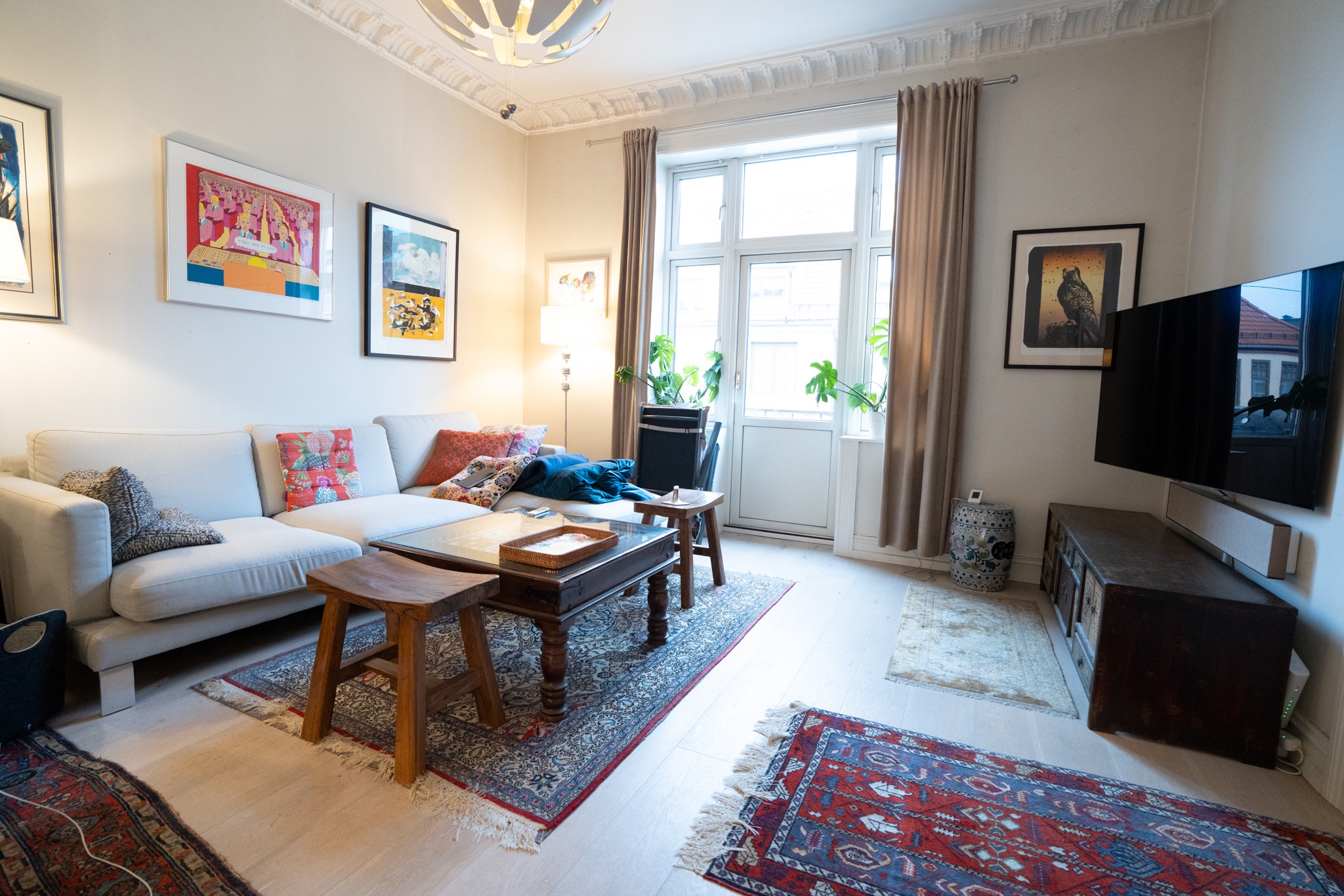 Romslig stue med utgang balkong ca 20kvm