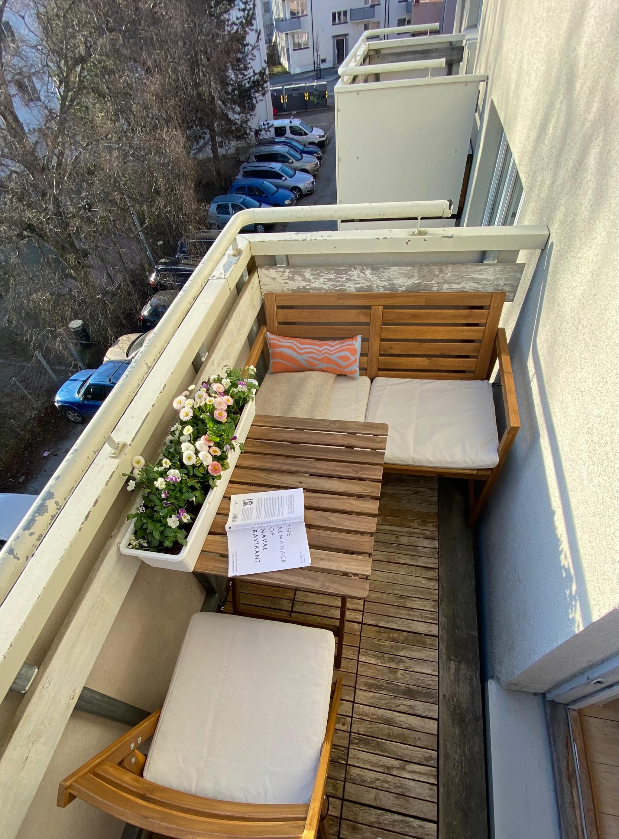 Terrassen pusses opp og vil ha en høyere standard enn på bildene. Utemøbler følger med om ønskelig.