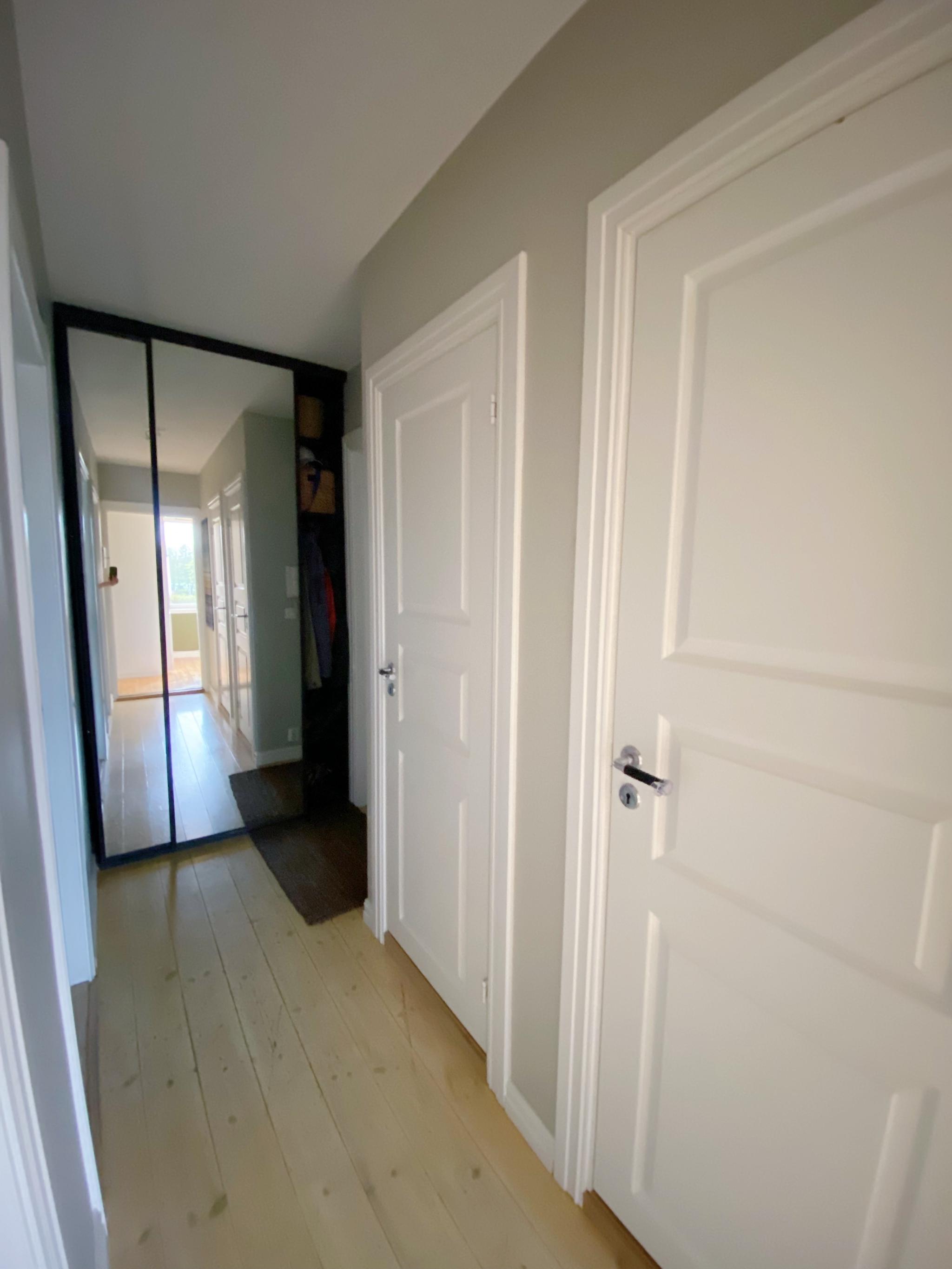 Praktisk skyvedørsgarderobe med god plass til div. oppbevaring.