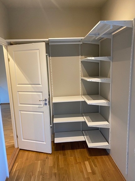 Åpen garderobeløsning på soverom