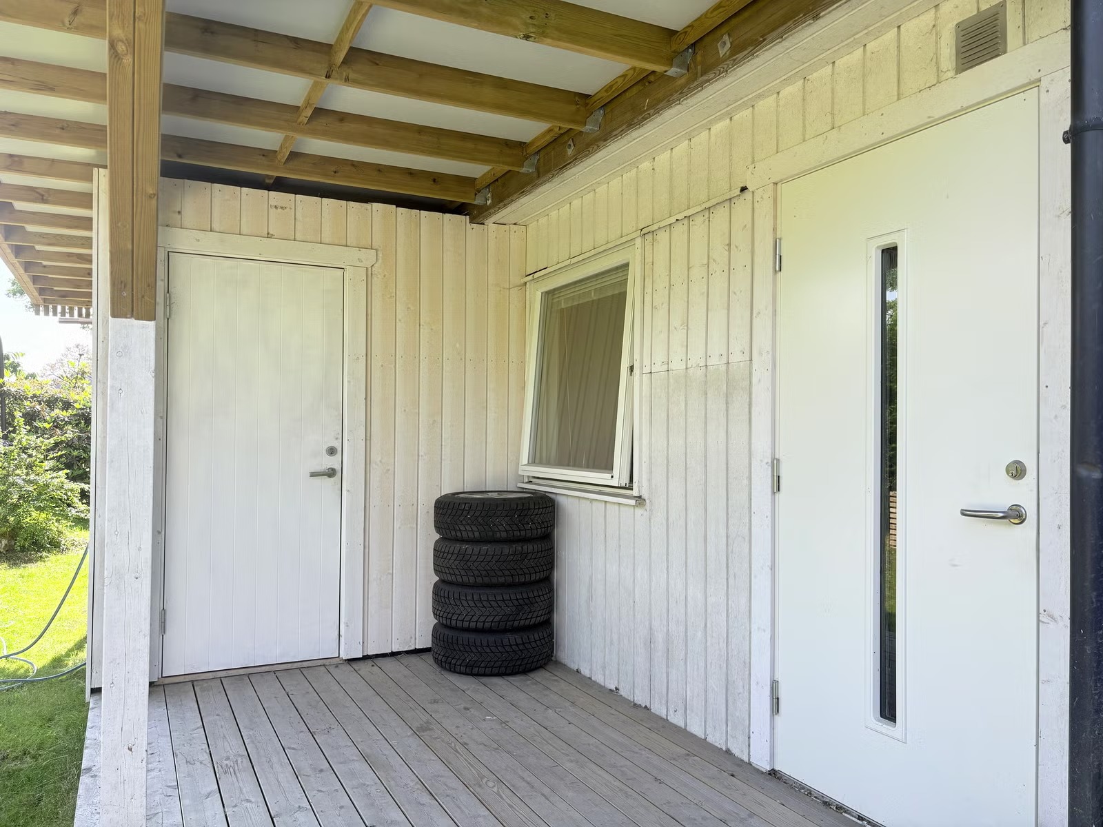Egen inngang og egen terrasse (dekk vil bli fjernet)