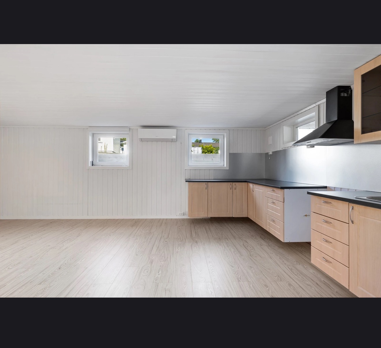 Stekeovn og kjøleskap er på plass:)