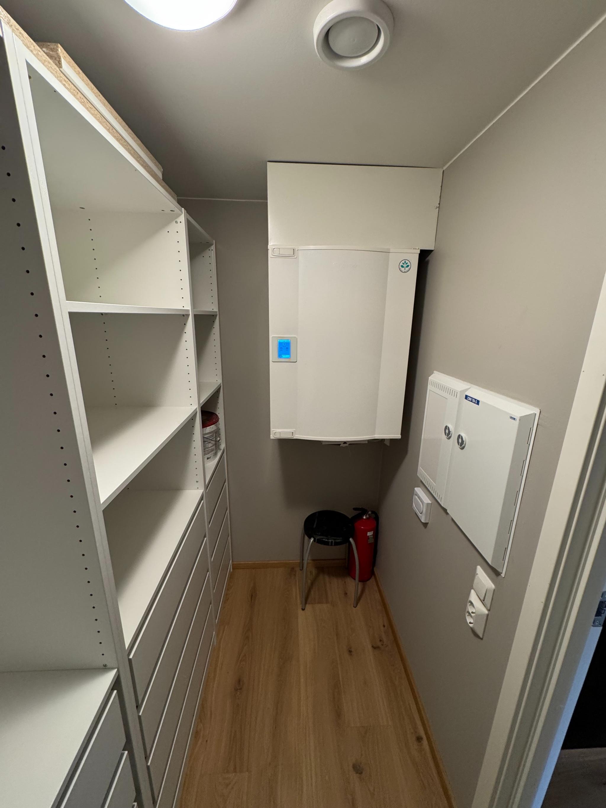 Balansert ventilasjon og tekniske installasjoner i innvendig bod.