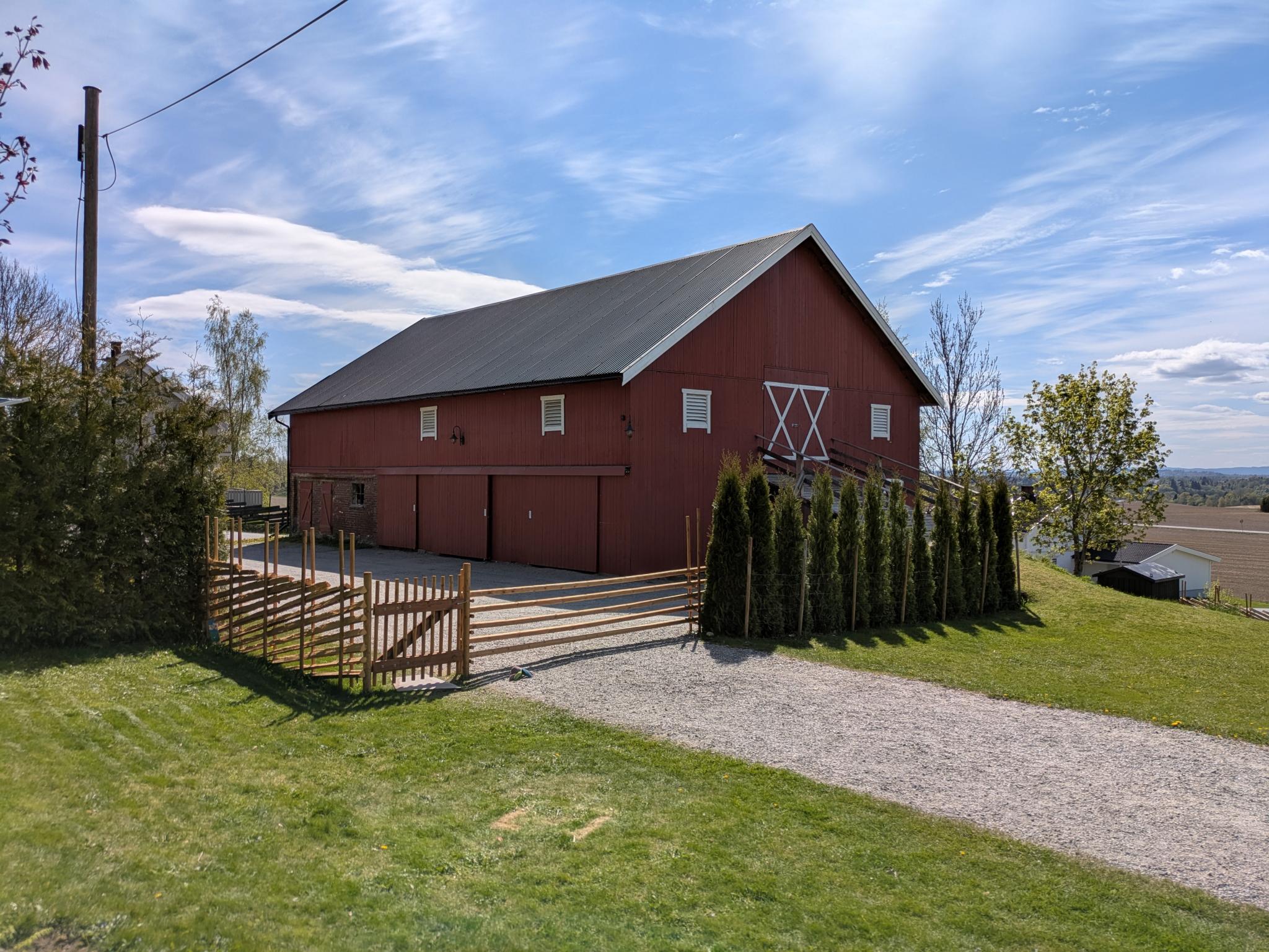 Garasje til utleiedel i låven.