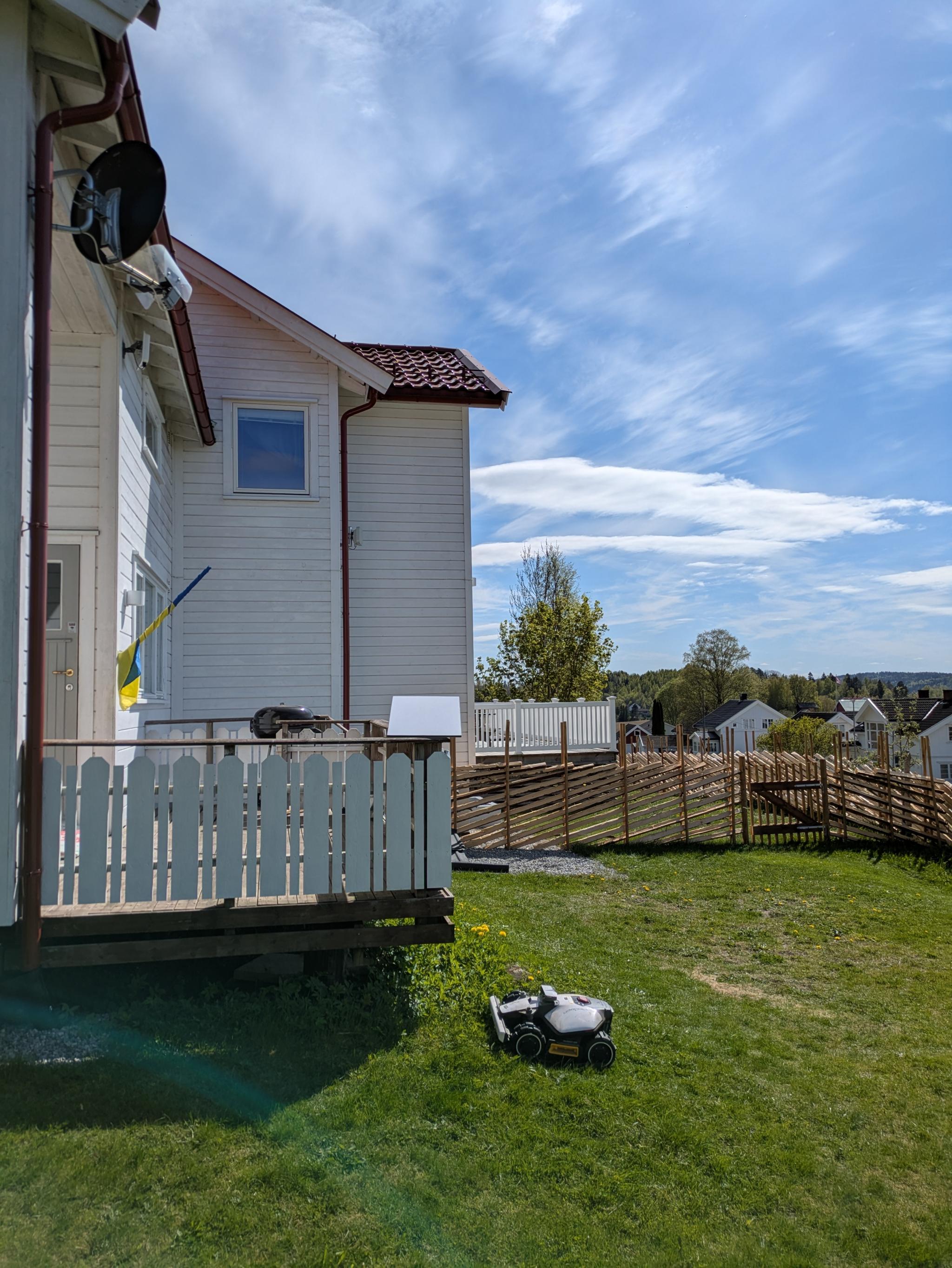 Robogressklippern tar gjerne en tur innom hagen din om ønskelig.