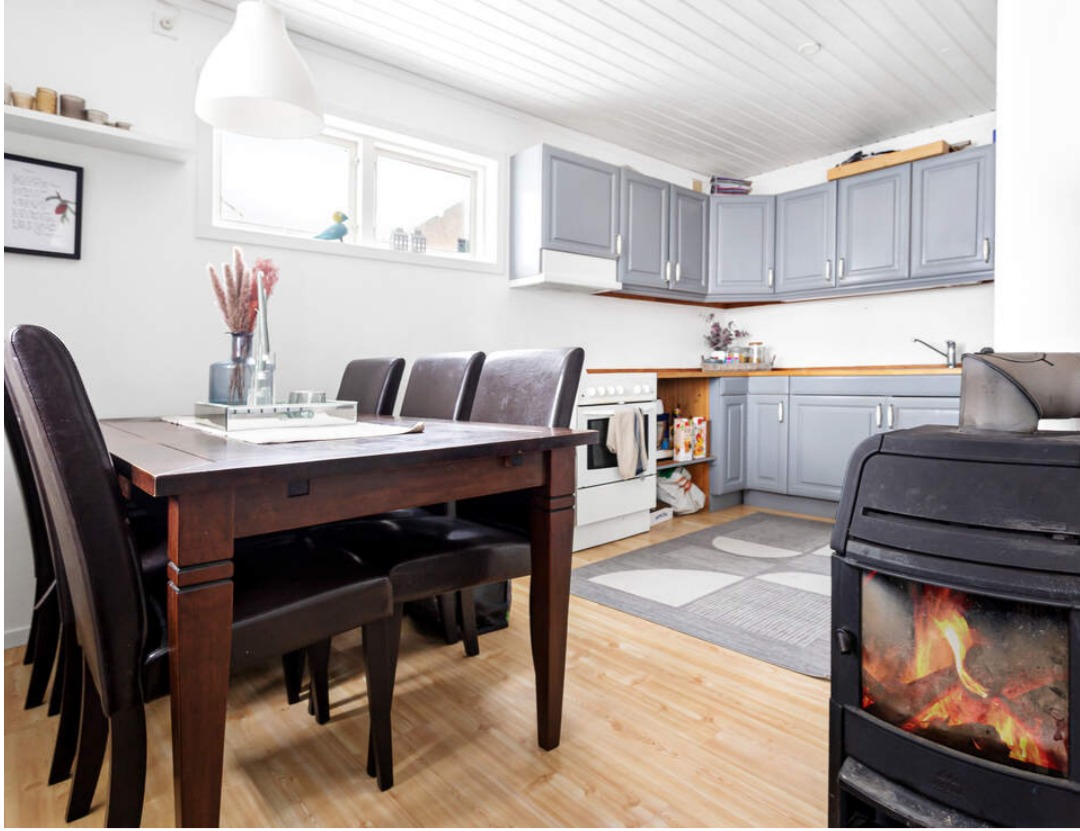 Kjøkken, spiserom, og peis.