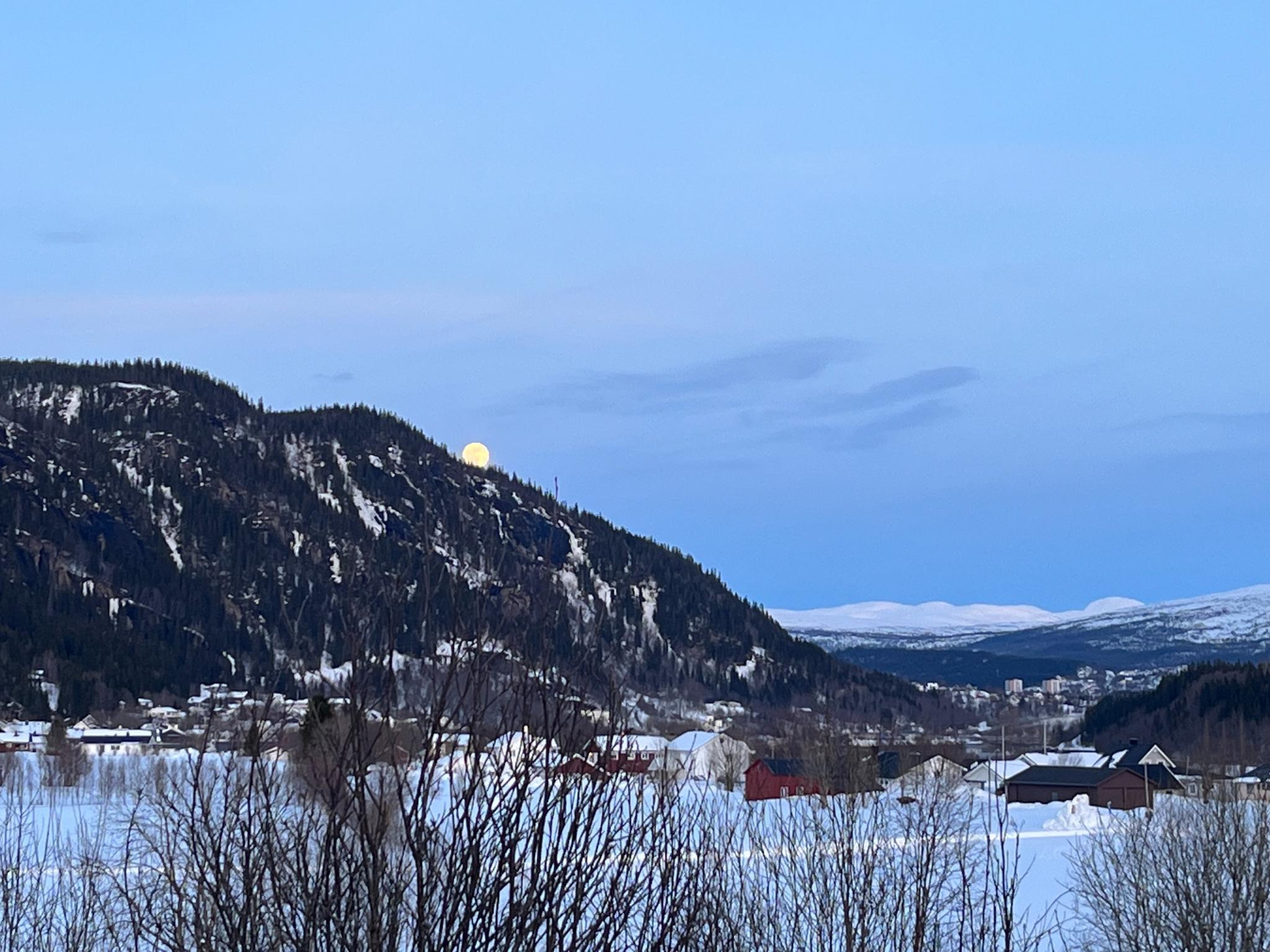 Utsikt fra terasse i vinter til øst